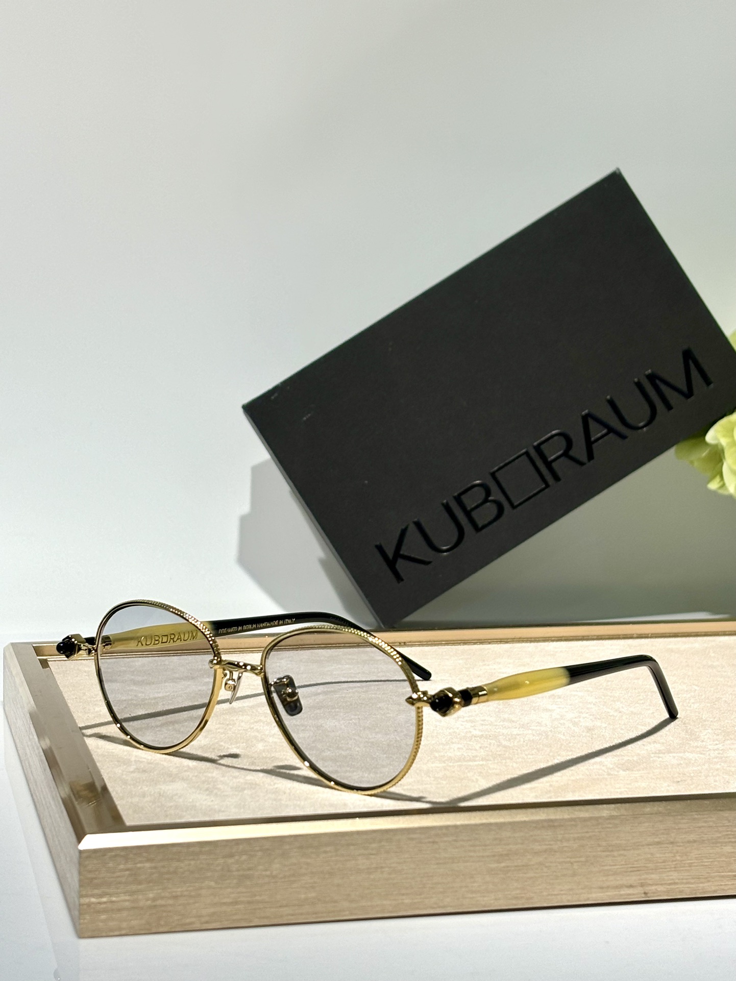 kuboraum最新款现代奢华的缩影,呈现了一个精心制作的金属轮廓,拥抱经典元素,具有当代魅力MODEL