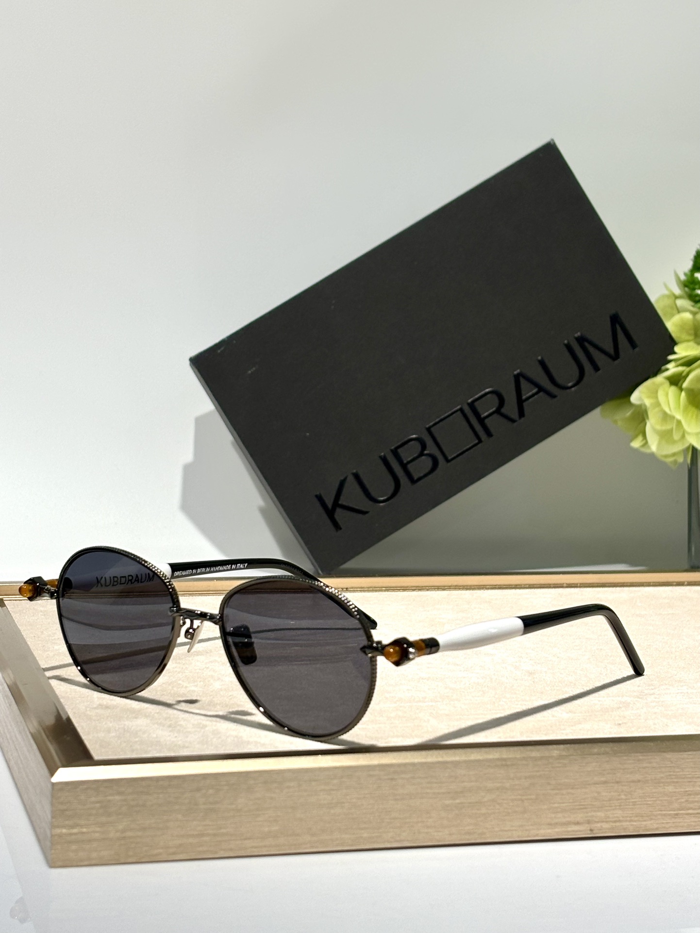 kuboraum最新款现代奢华的缩影,呈现了一个精心制作的金属轮廓,拥抱经典元素,具有当代魅力MODEL