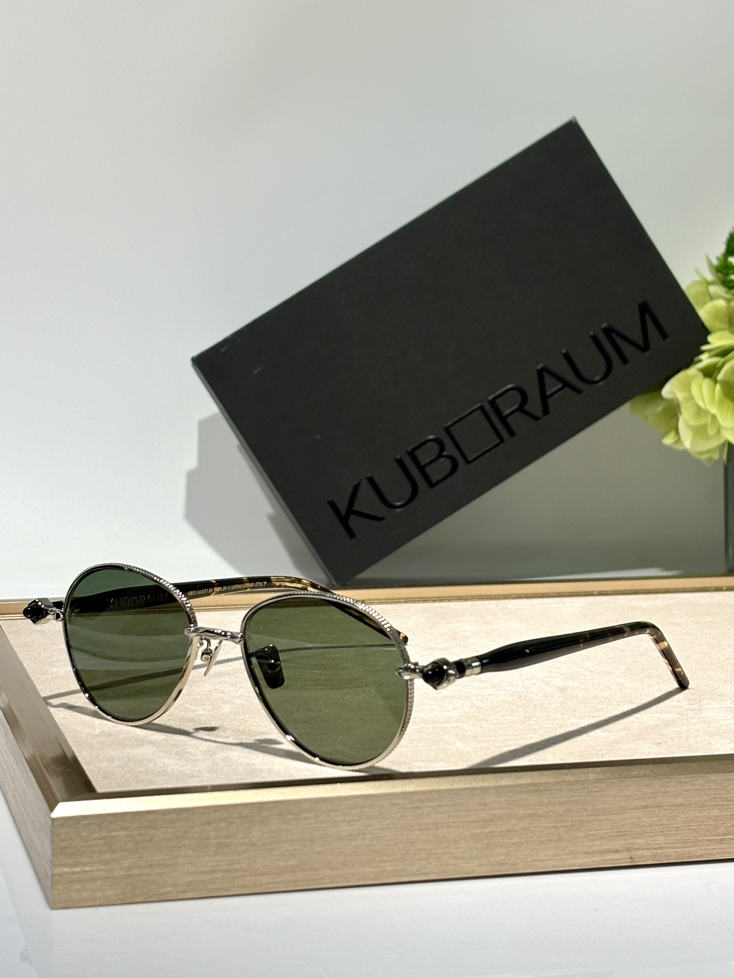 kuboraum最新款现代奢华的缩影,呈现了一个精心制作的金属轮廓,拥抱经典元素,具有当代魅力MODEL