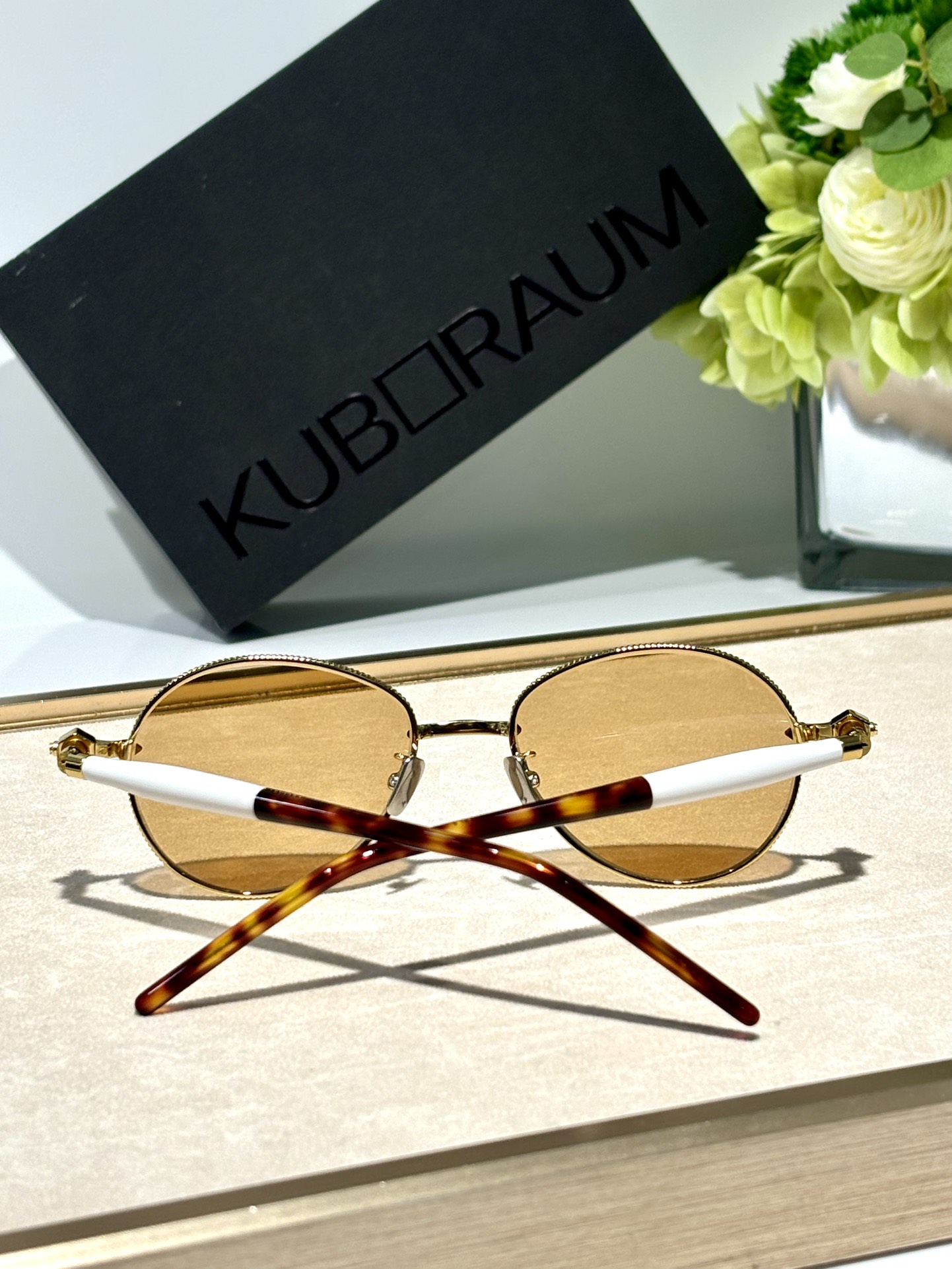 kuboraum最新款现代奢华的缩影,呈现了一个精心制作的金属轮廓,拥抱经典元素,具有当代魅力MODEL