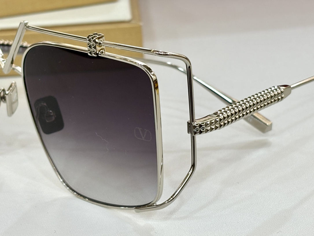 ValentinoMod：V-LIGHT VLS-116Size：59-15-140Oversize F