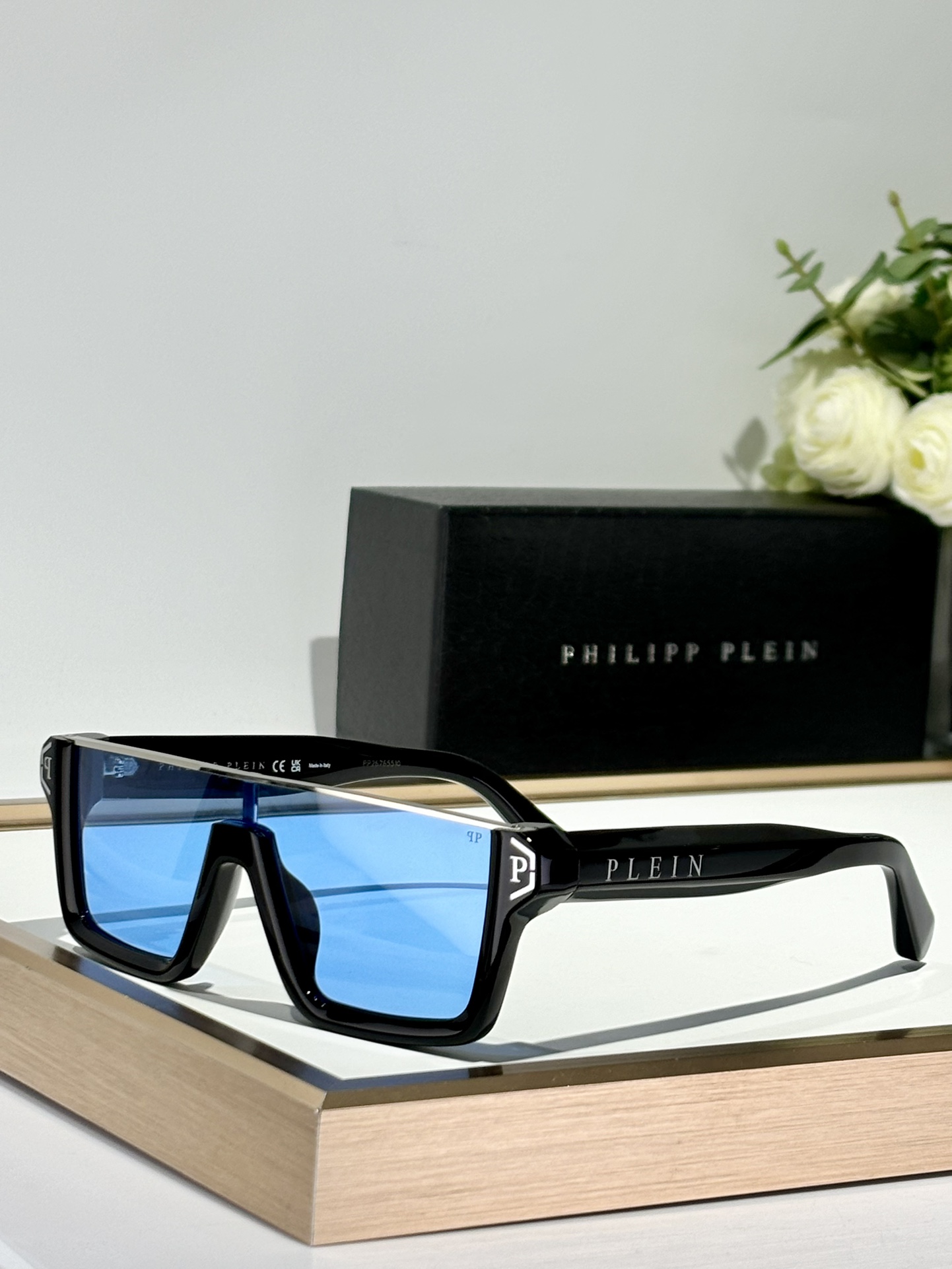  PHILIPP PLEIN 
采用进口板材切割抛光处理
光泽感满满～
加厚的板料使眼镜更加立体
MOD