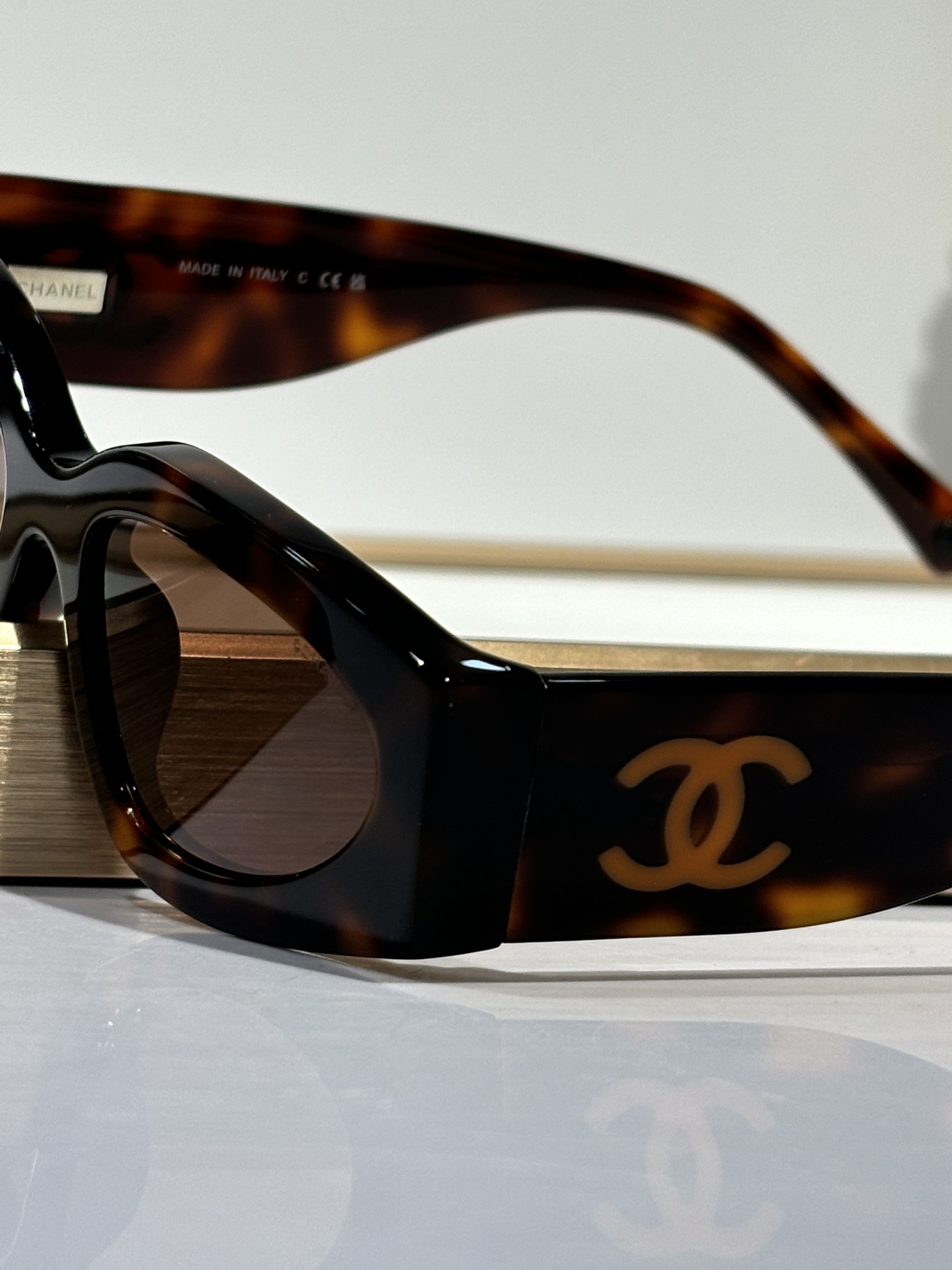  CHANEL*
MOD6056
SIZE54-20-145
重本定制
ZP尼龙偏光镜片
认准品质 
螺