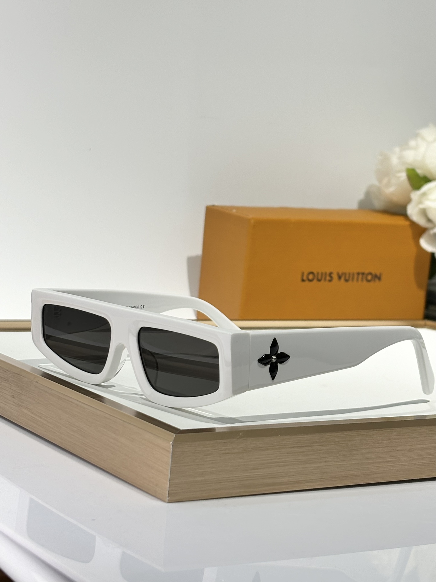 LOUISVUITTO*MOD:Z2611WSize:57-18-145