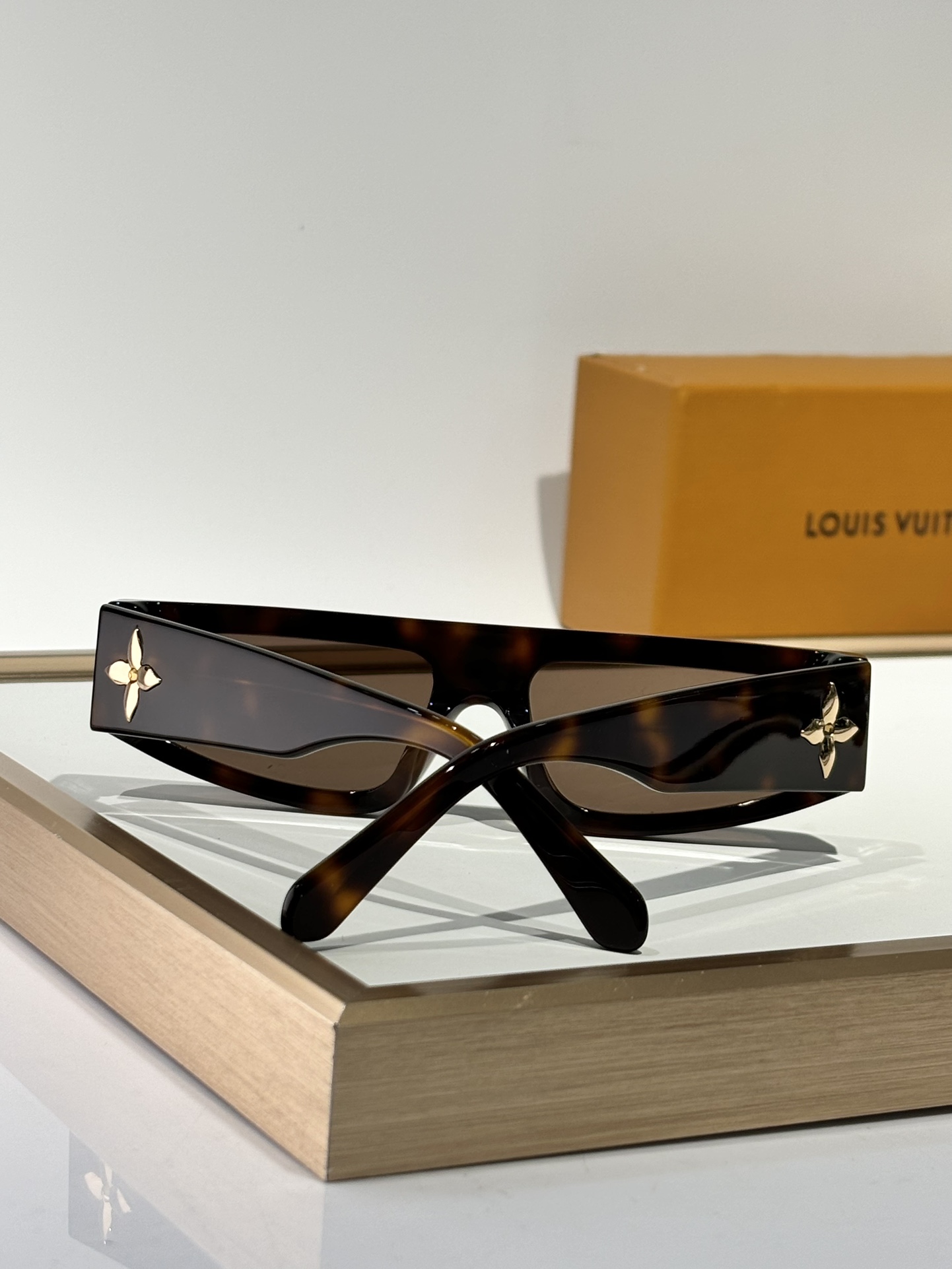 LOUISVUITTO*MOD:Z2611WSize:57-18-145