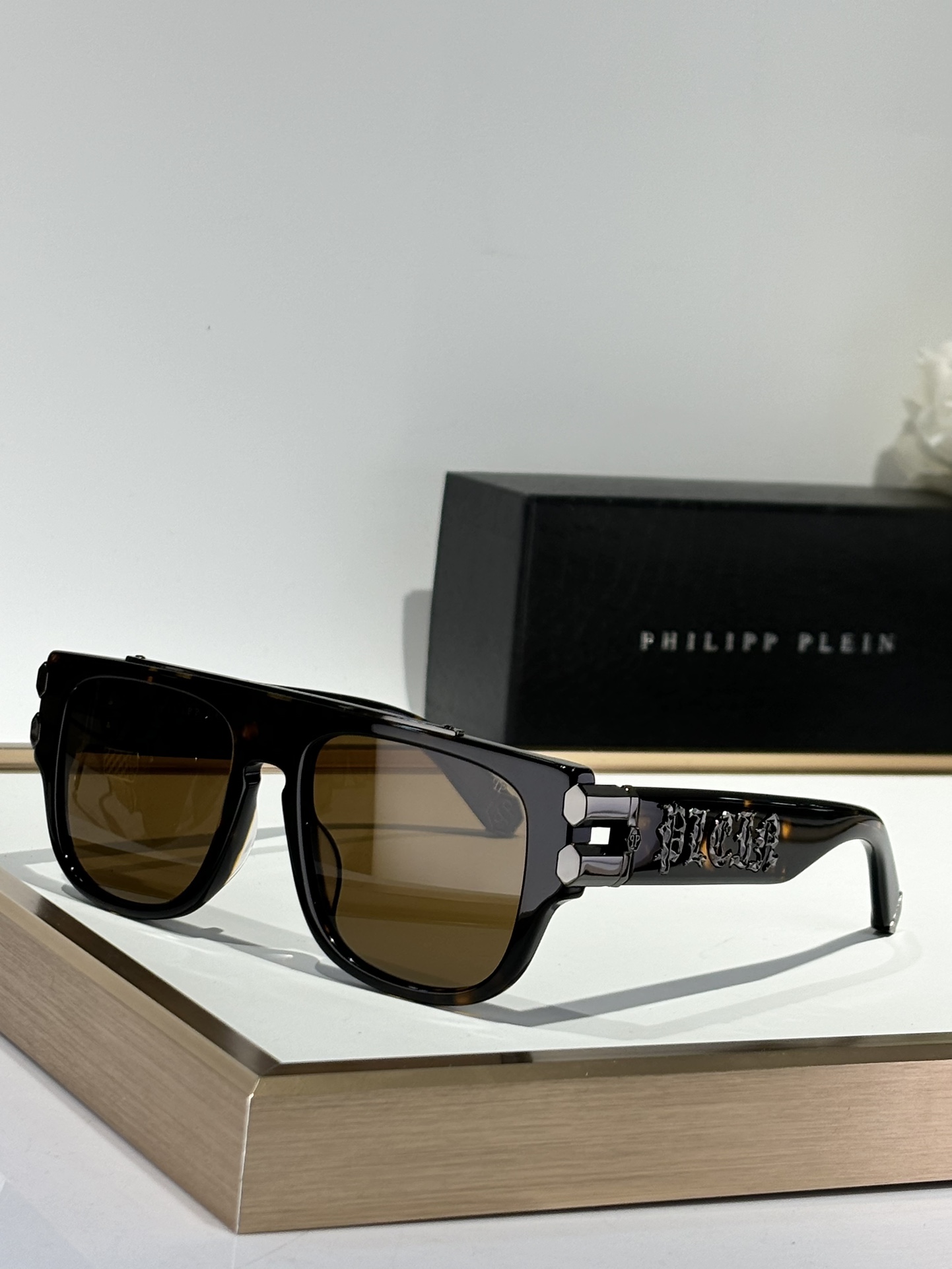  PHILIPP PLEIN 
采用进口板材切割抛光处理
光泽感满满～
加厚的板料使眼镜更加立体
MOD