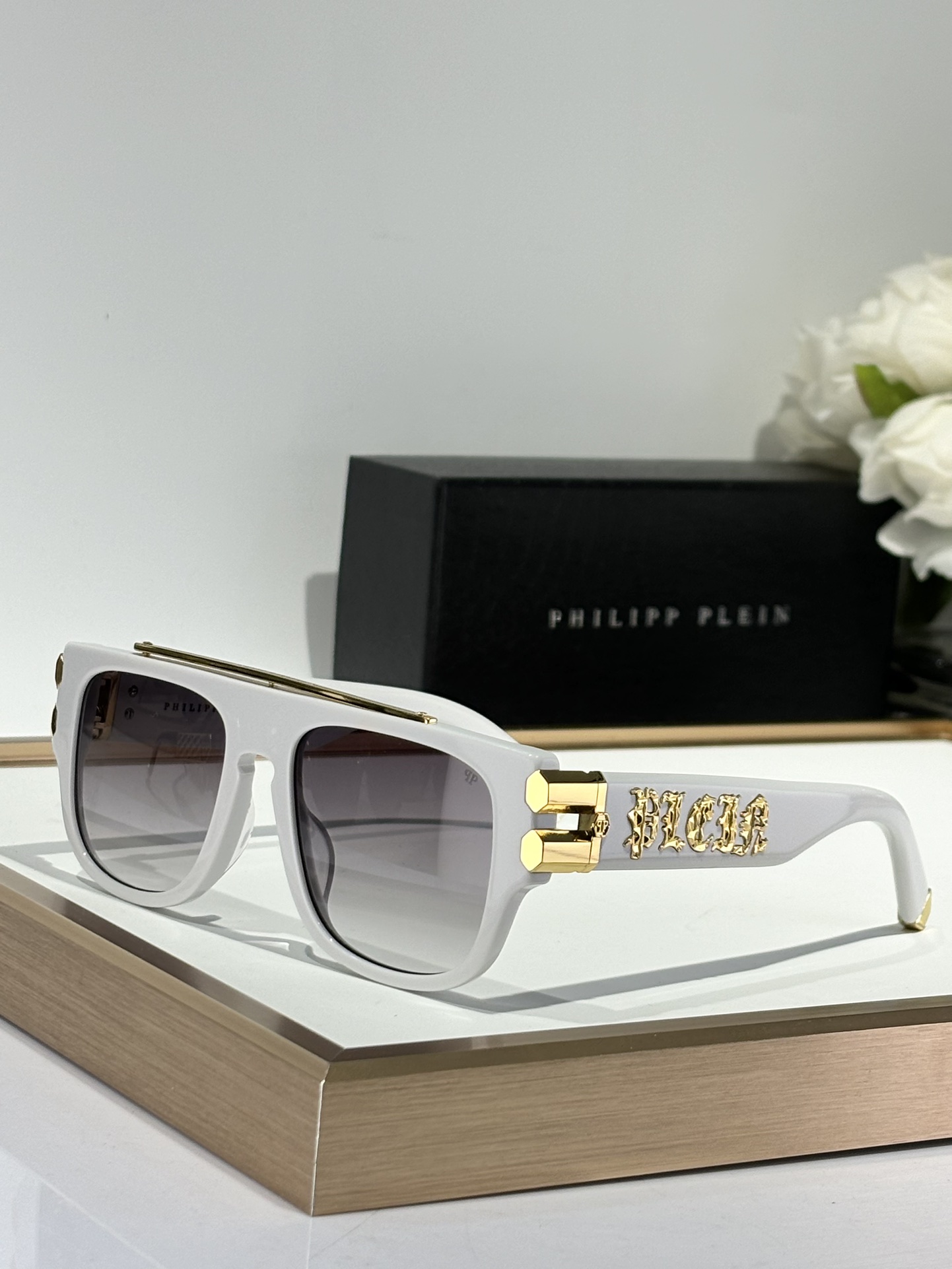  PHILIPP PLEIN 
采用进口板材切割抛光处理
光泽感满满～
加厚的板料使眼镜更加立体
MOD