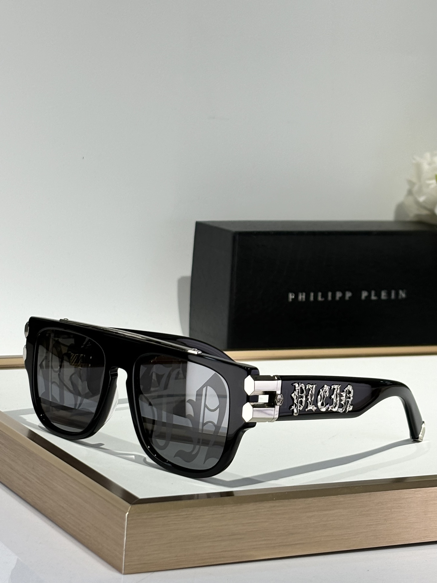  PHILIPP PLEIN 
采用进口板材切割抛光处理
光泽感满满～
加厚的板料使眼镜更加立体
MOD