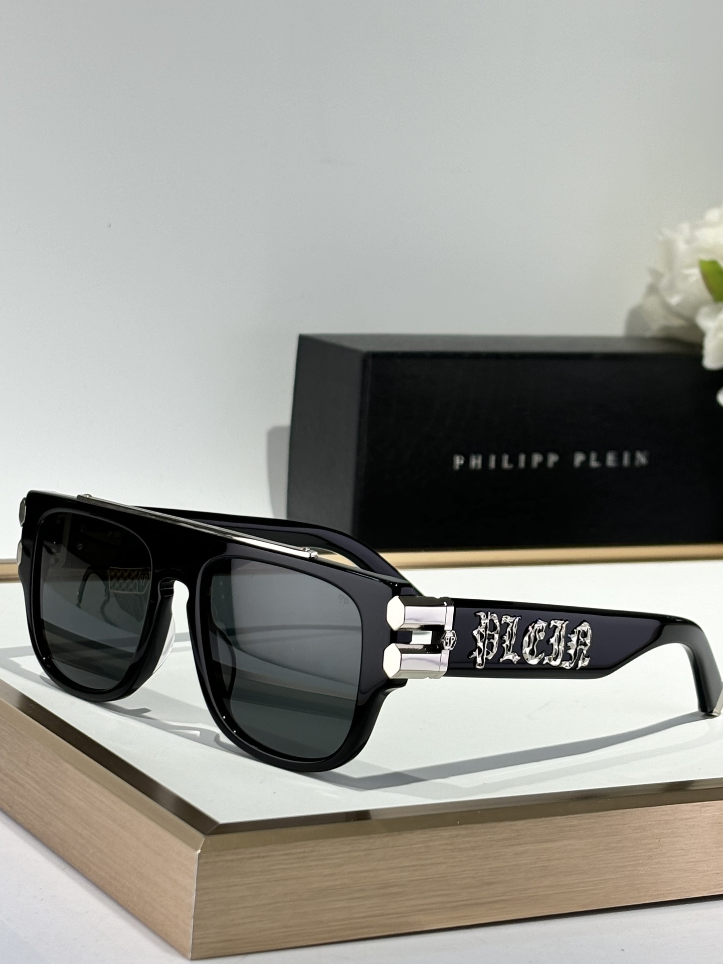  PHILIPP PLEIN 
采用进口板材切割抛光处理
光泽感满满～
加厚的板料使眼镜更加立体
MOD