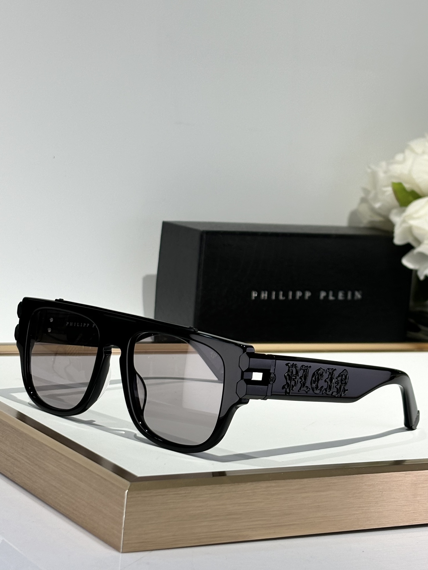  PHILIPP PLEIN 
采用进口板材切割抛光处理
光泽感满满～
加厚的板料使眼镜更加立体
MOD