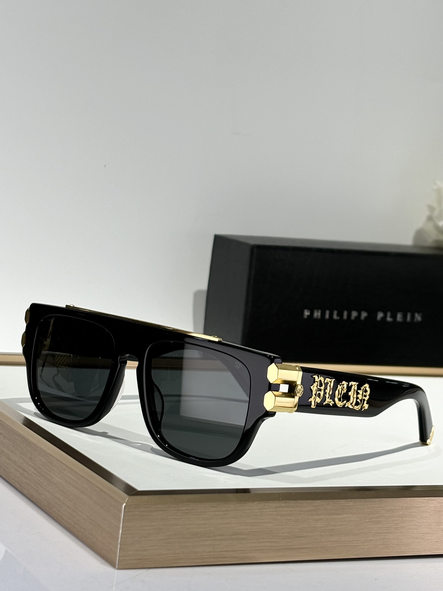  PHILIPP PLEIN 
采用进口板材切割抛光处理
光泽感满满～
加厚的板料使眼镜更加立体
MOD