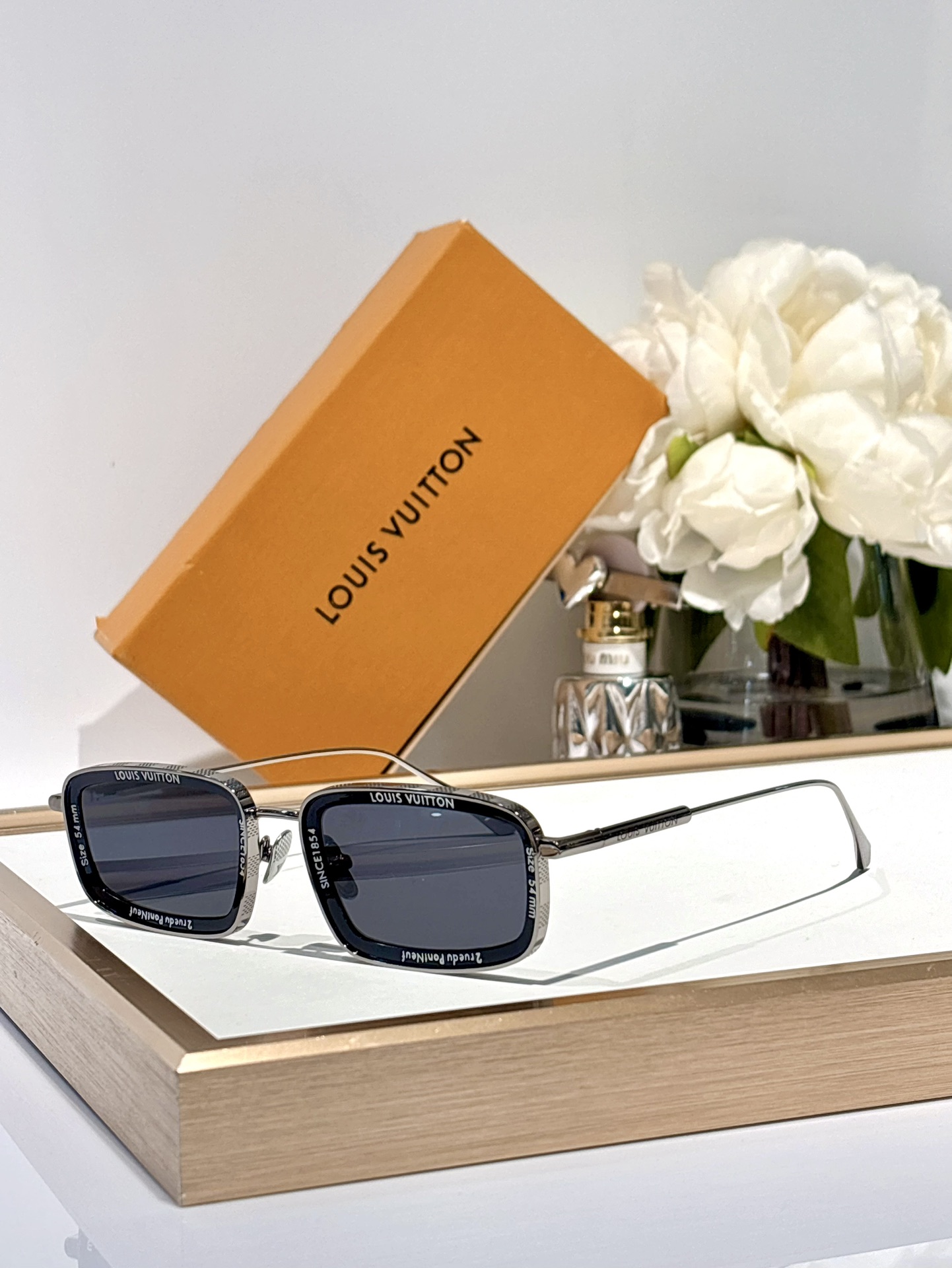 LOUISVUITTO*MOD:Z2203USize52-23-140