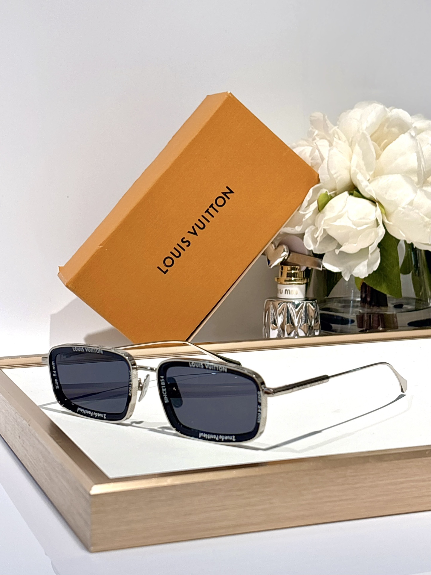 LOUISVUITTO*MOD:Z2203USize52-23-140