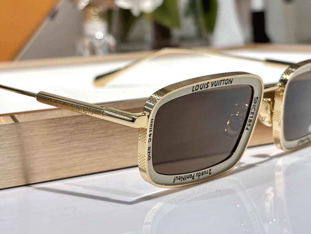 LOUISVUITTO*MOD:Z2203USize52-23-140