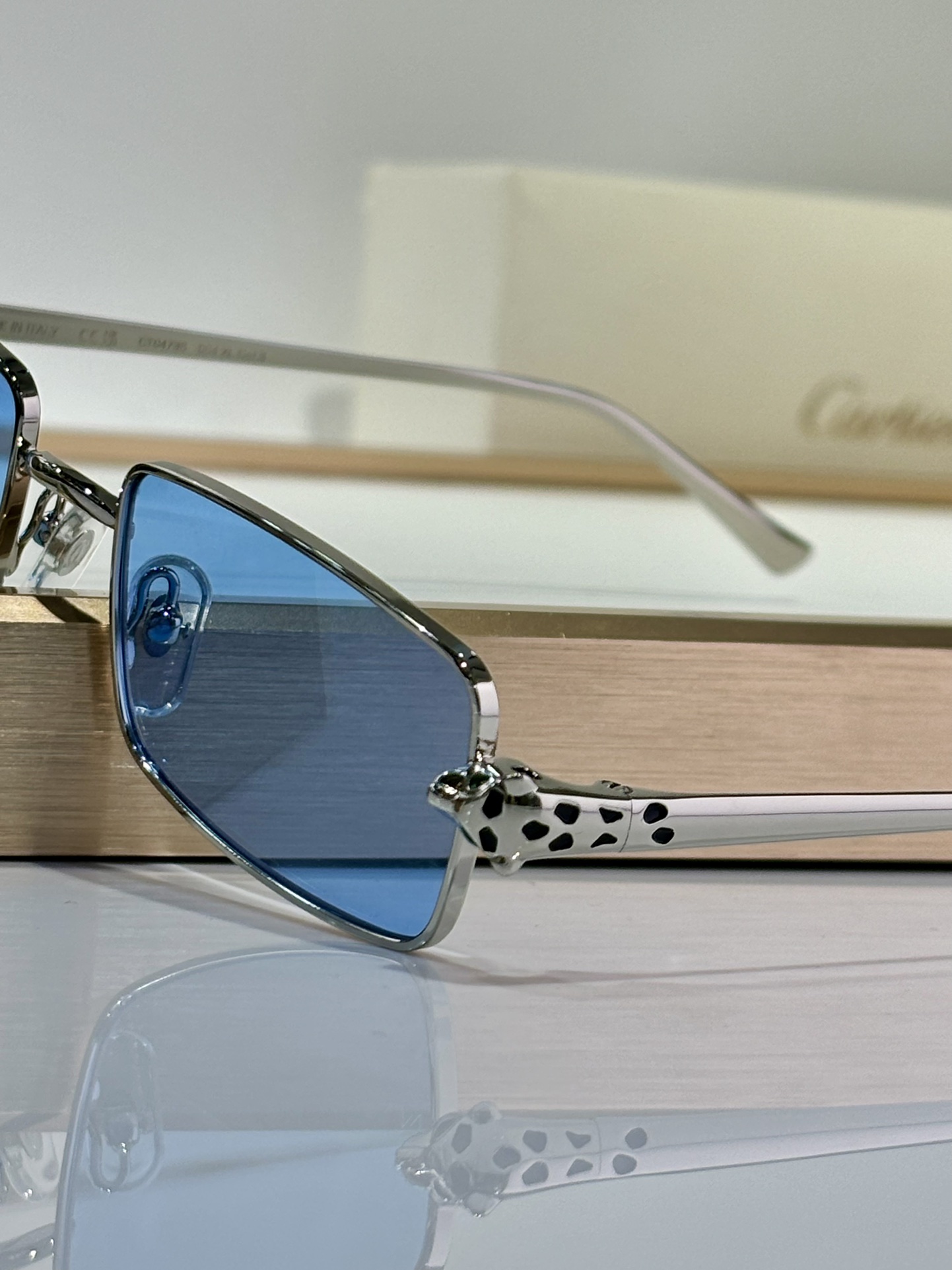  Cartier
PANTHÈRE DE CARTIER
MODEL：CT0473S
SIZE：54口2