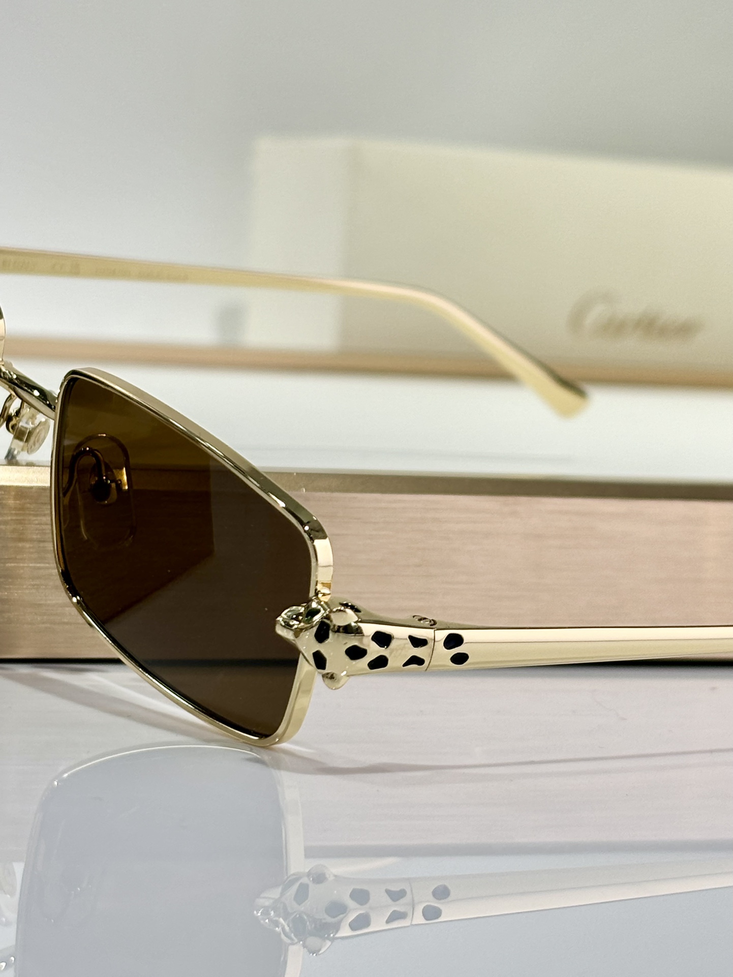  Cartier
PANTHÈRE DE CARTIER
MODEL：CT0473S
SIZE：54口2