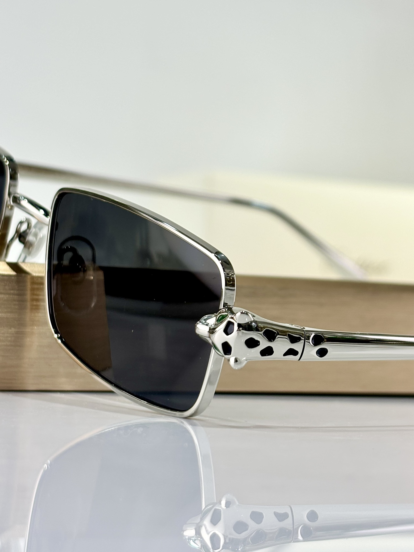  Cartier
PANTHÈRE DE CARTIER
MODEL：CT0473S
SIZE：54口2
