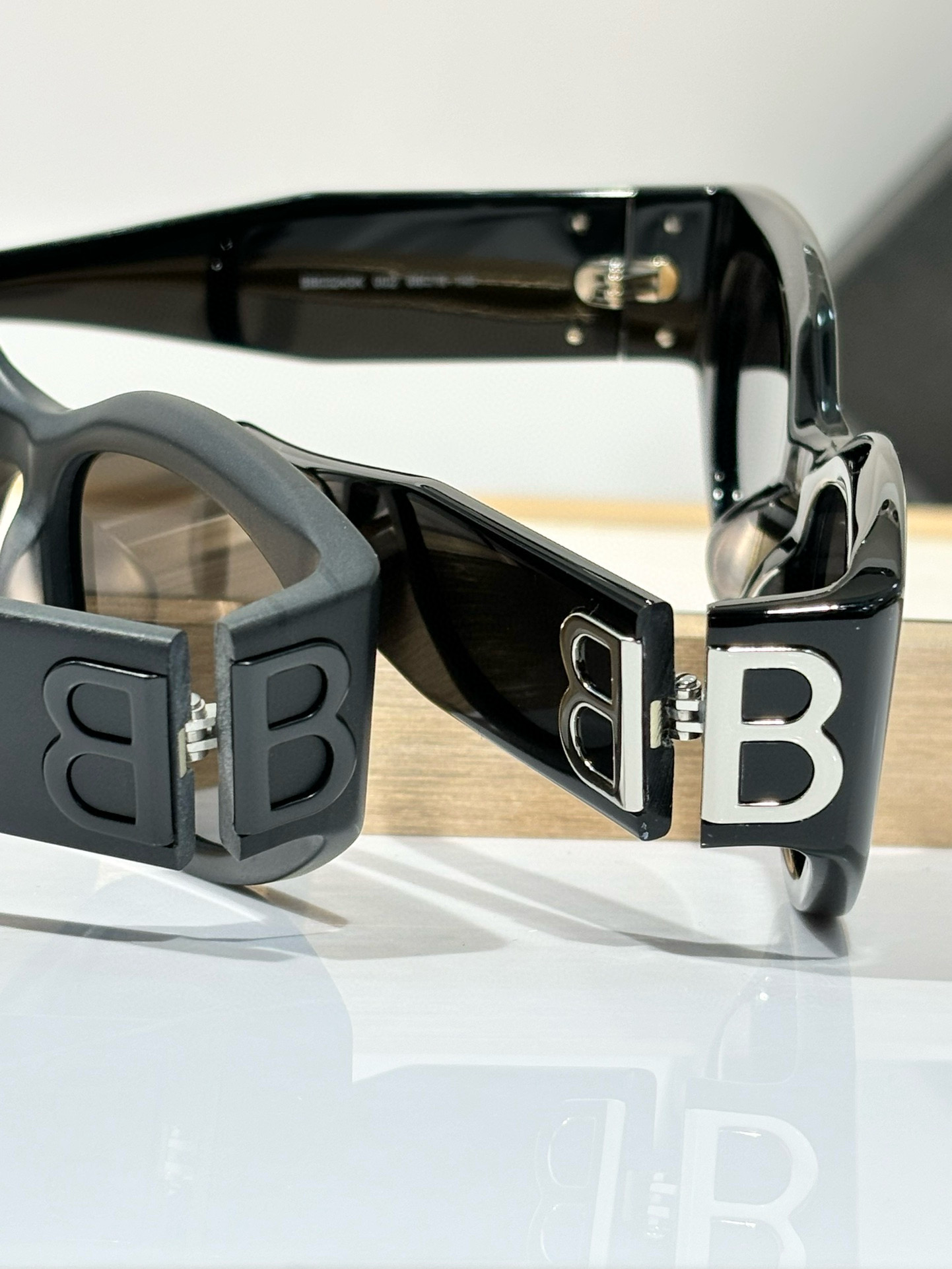  BALENCIAG* 𝐵𝑎𝑙𝑒𝑛𝑐𝑖𝑎𝑔𝑎
MODEL：BB0324SK
SIZE：55口19-135
