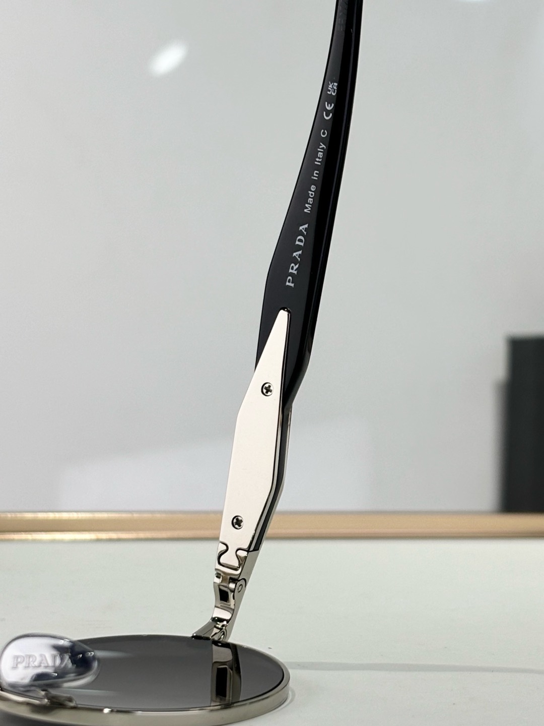  唯一品质
唯一品质
首批顶配版本 
Prada
Mod：SPR65Z
Size：55-20-140
认