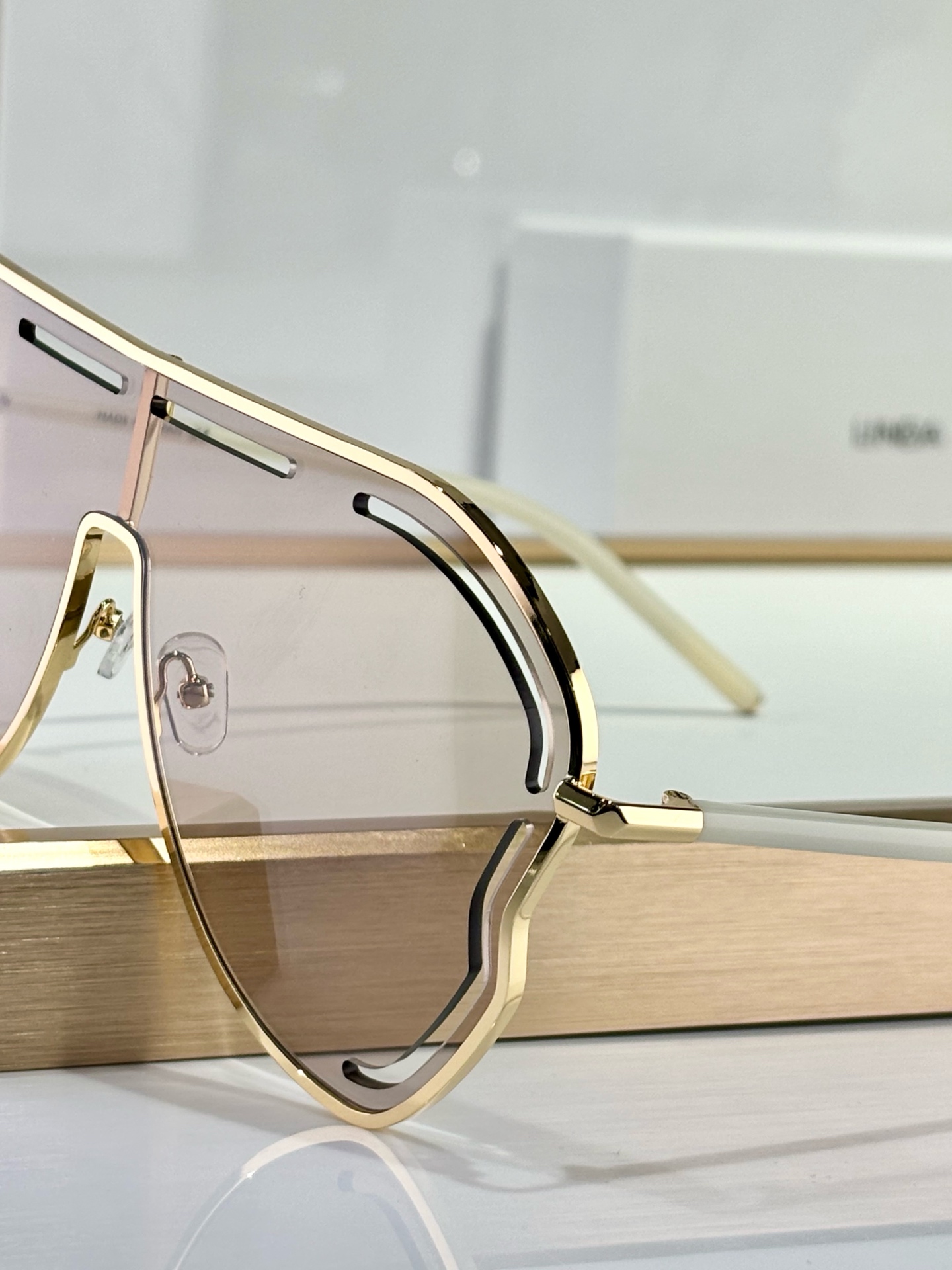  Linda Farro*
Oversized 
MATTHEW WILLIAMSON
联名
Mod：G
