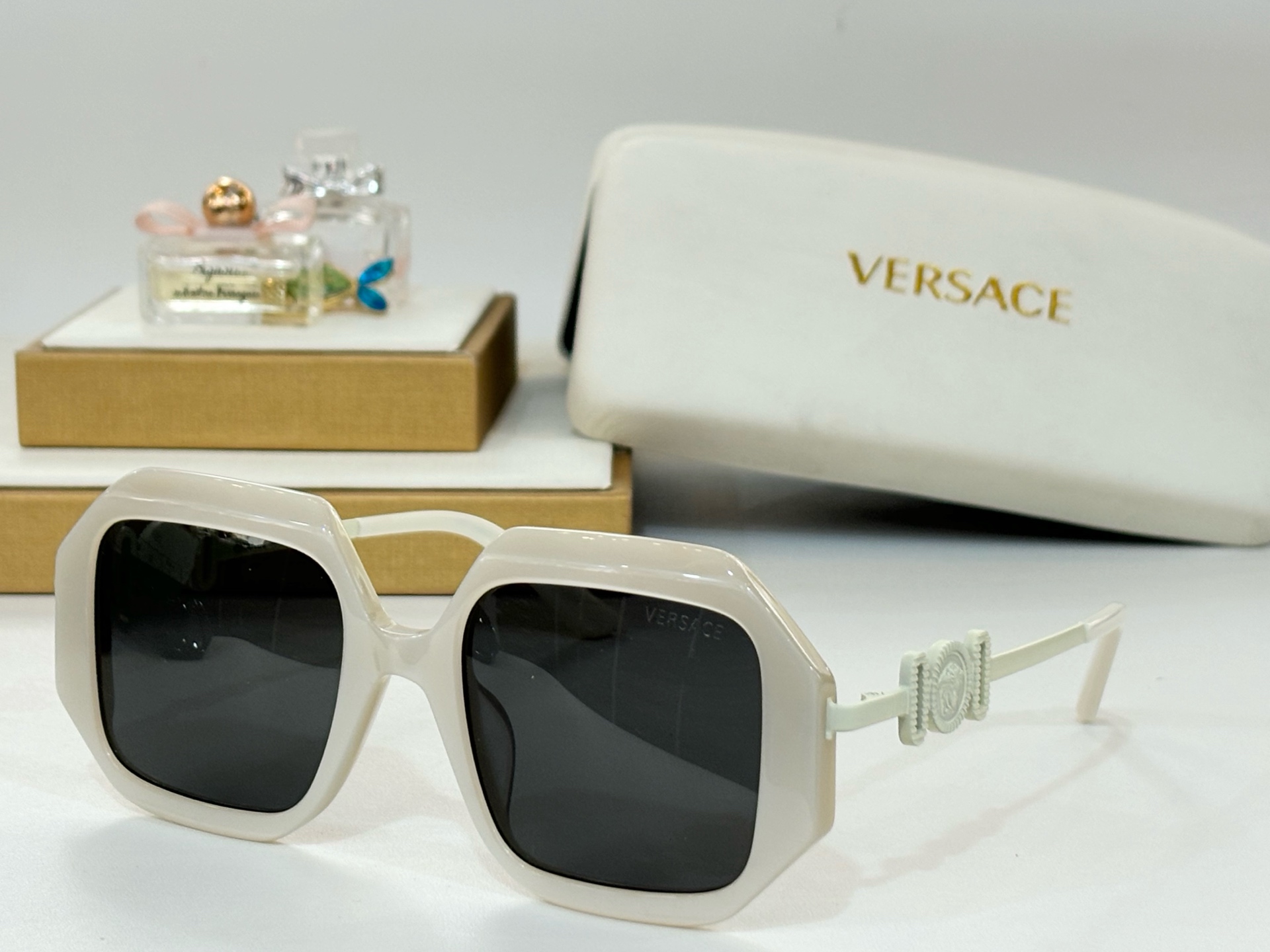 ￼  VERSACE
MODVE4481
Size51-22-145
