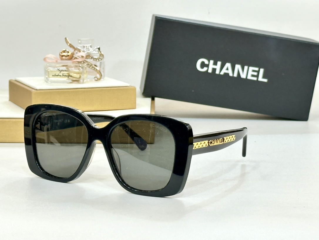  CHANEL 
MODEL ：6989
Size ：53-18-145
