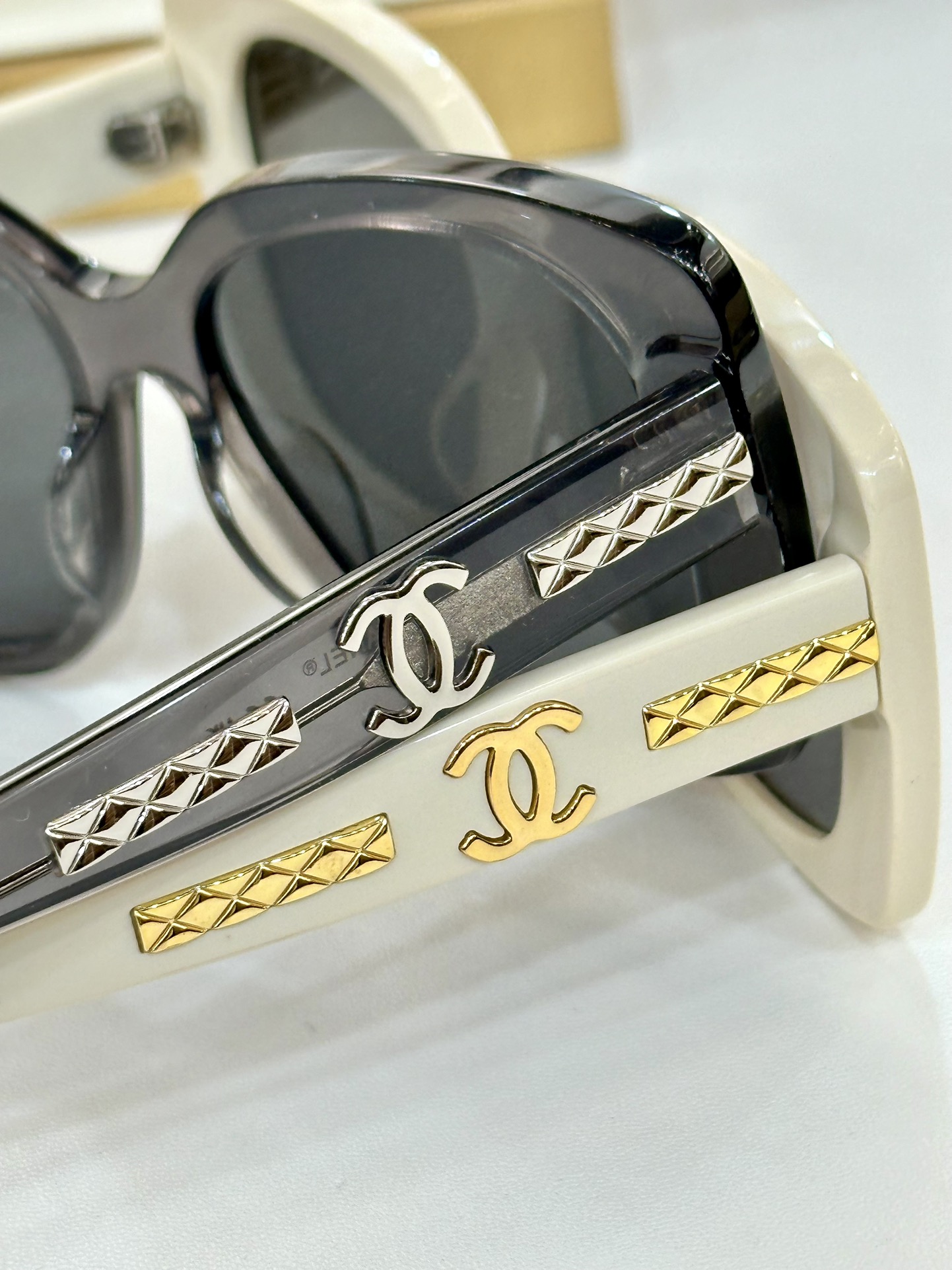  CHANEL 
MODEL ：6989
Size ：53-18-145
