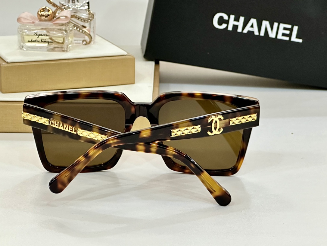  CHANEL 
MODEL ：6988
Size ：53-21-140
