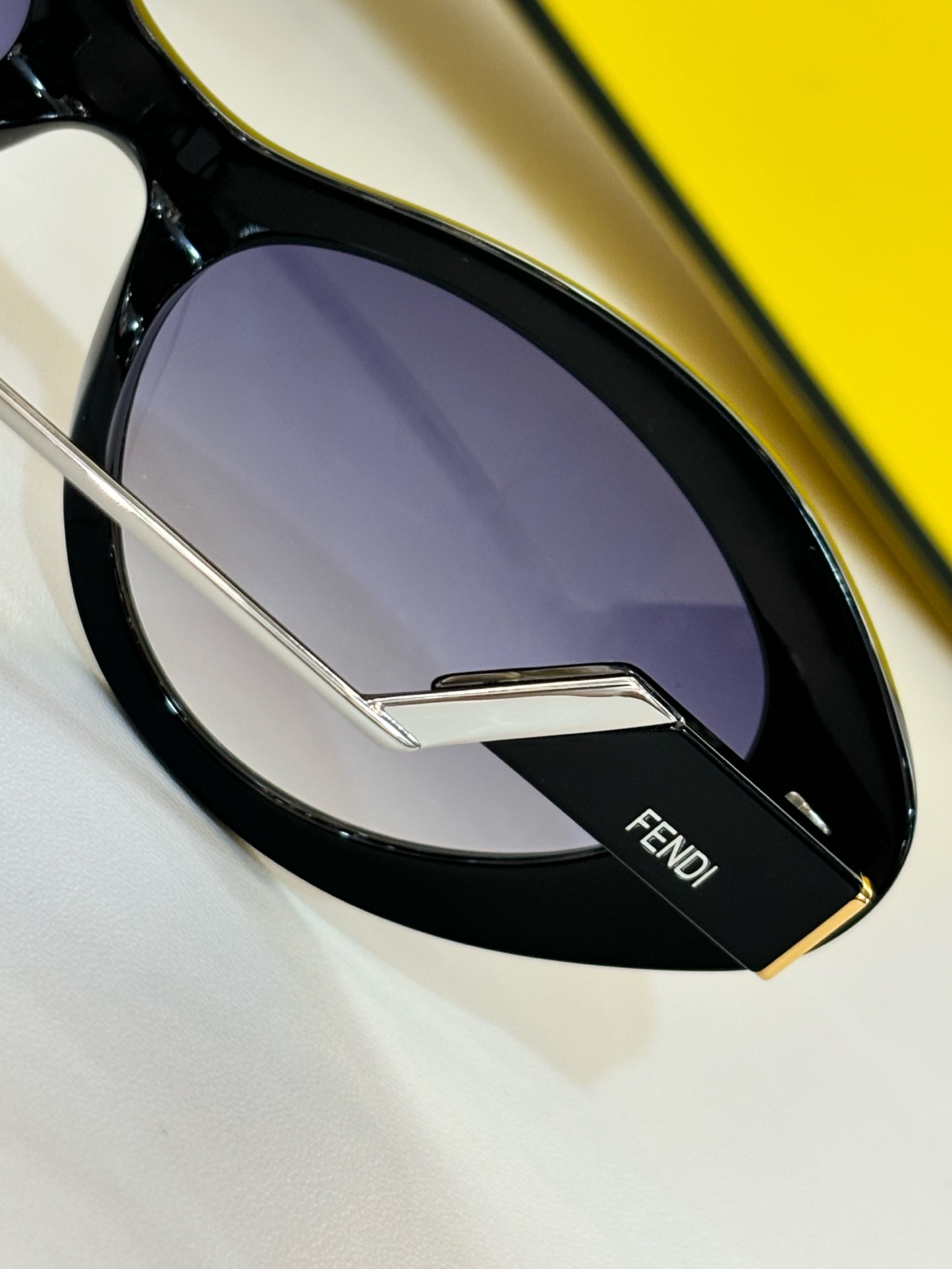  ￼ FENDI
MODFE3019
Size2-20-142

