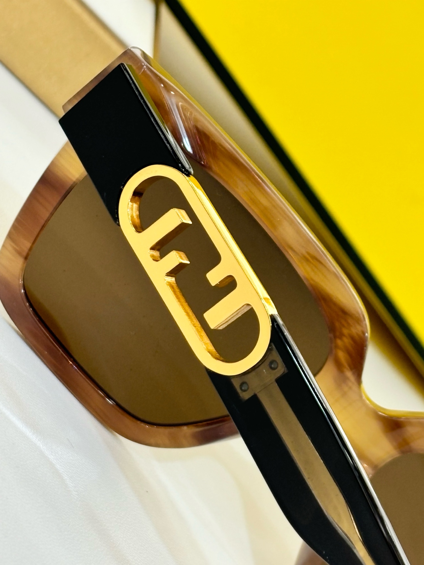   FENDI
MODFE40181
Size55-19-145
