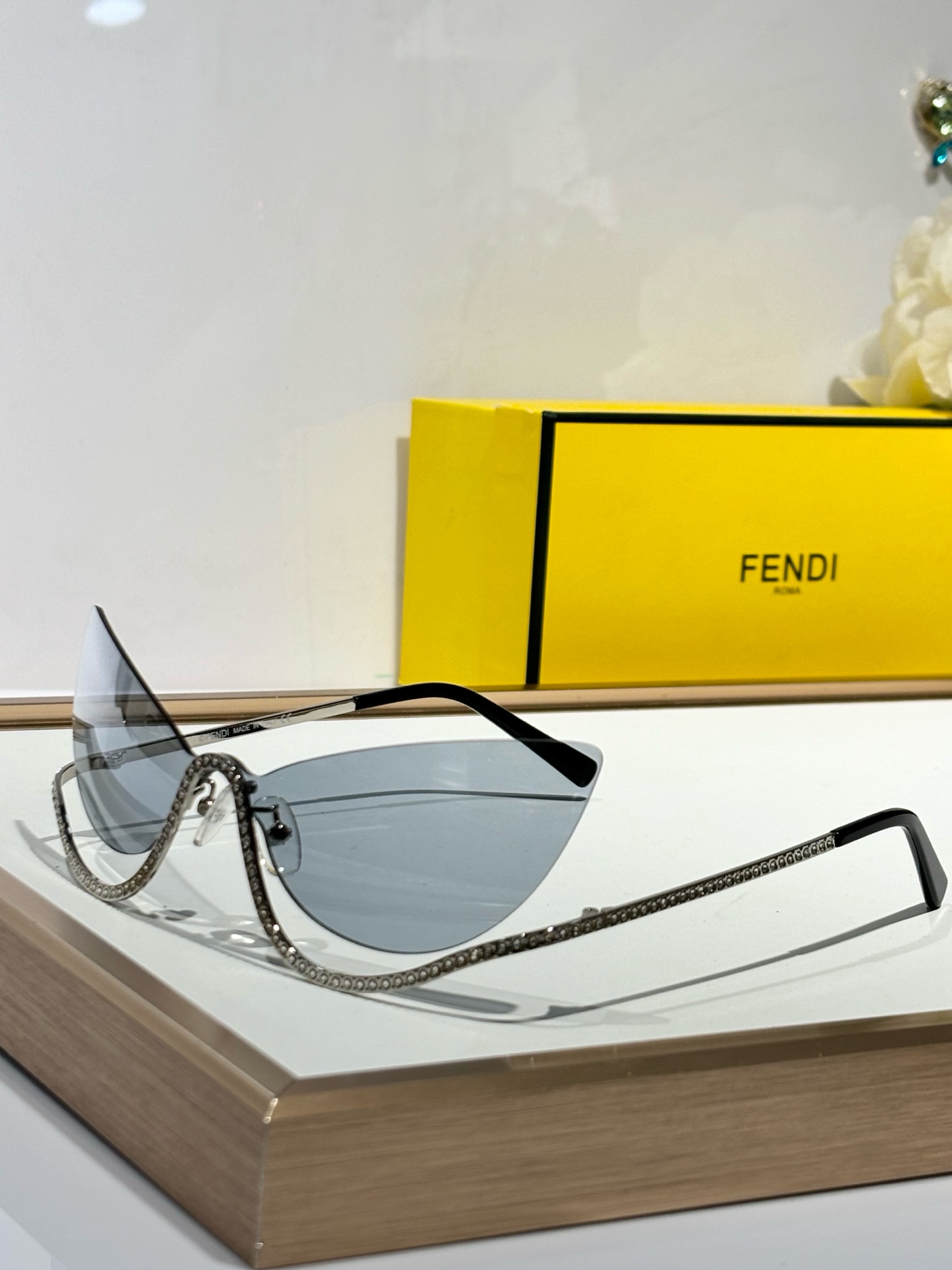  FENDI
MODFE40158
Size145-145
