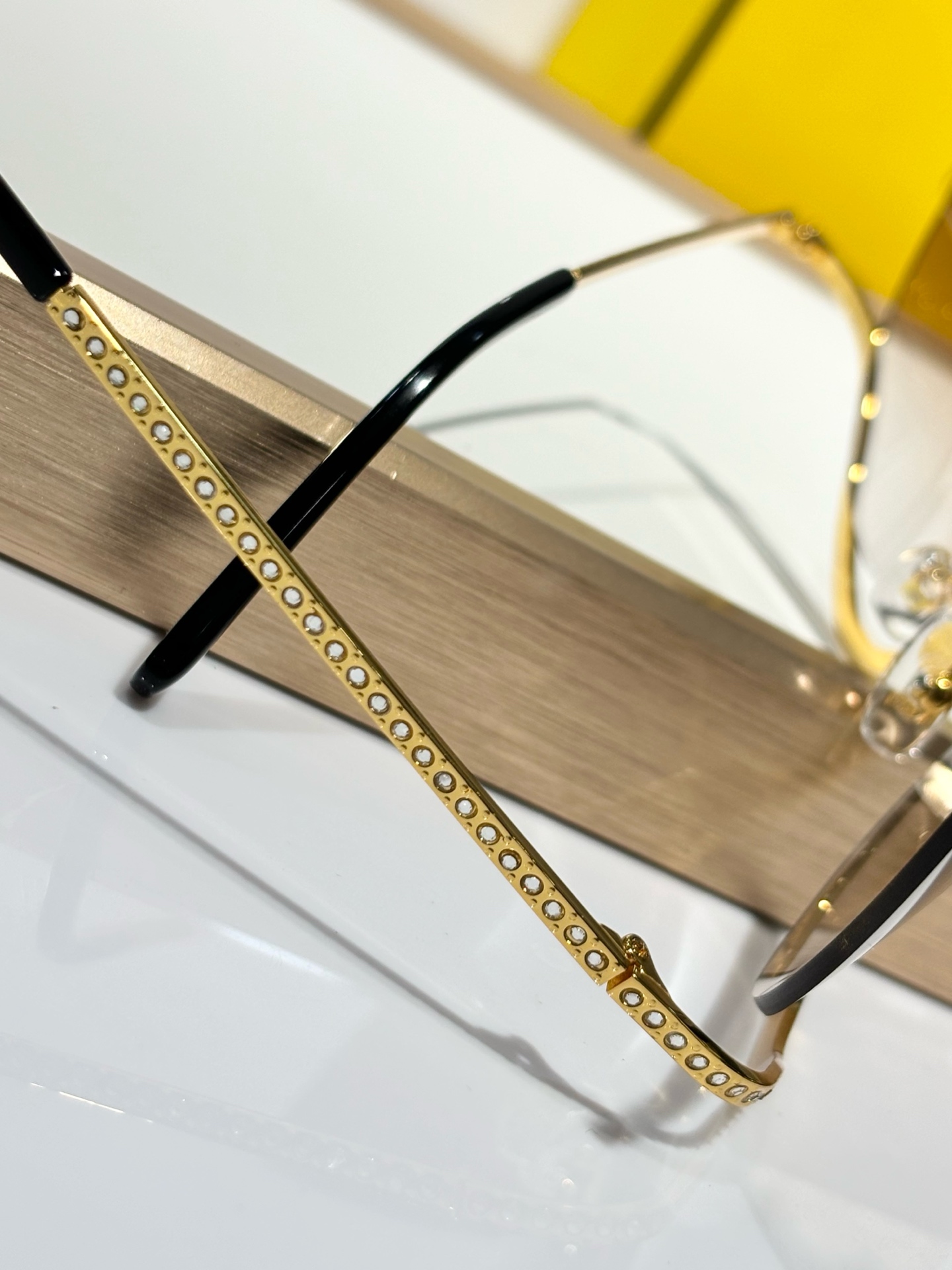  FENDI
MODFE40158
Size145-145
