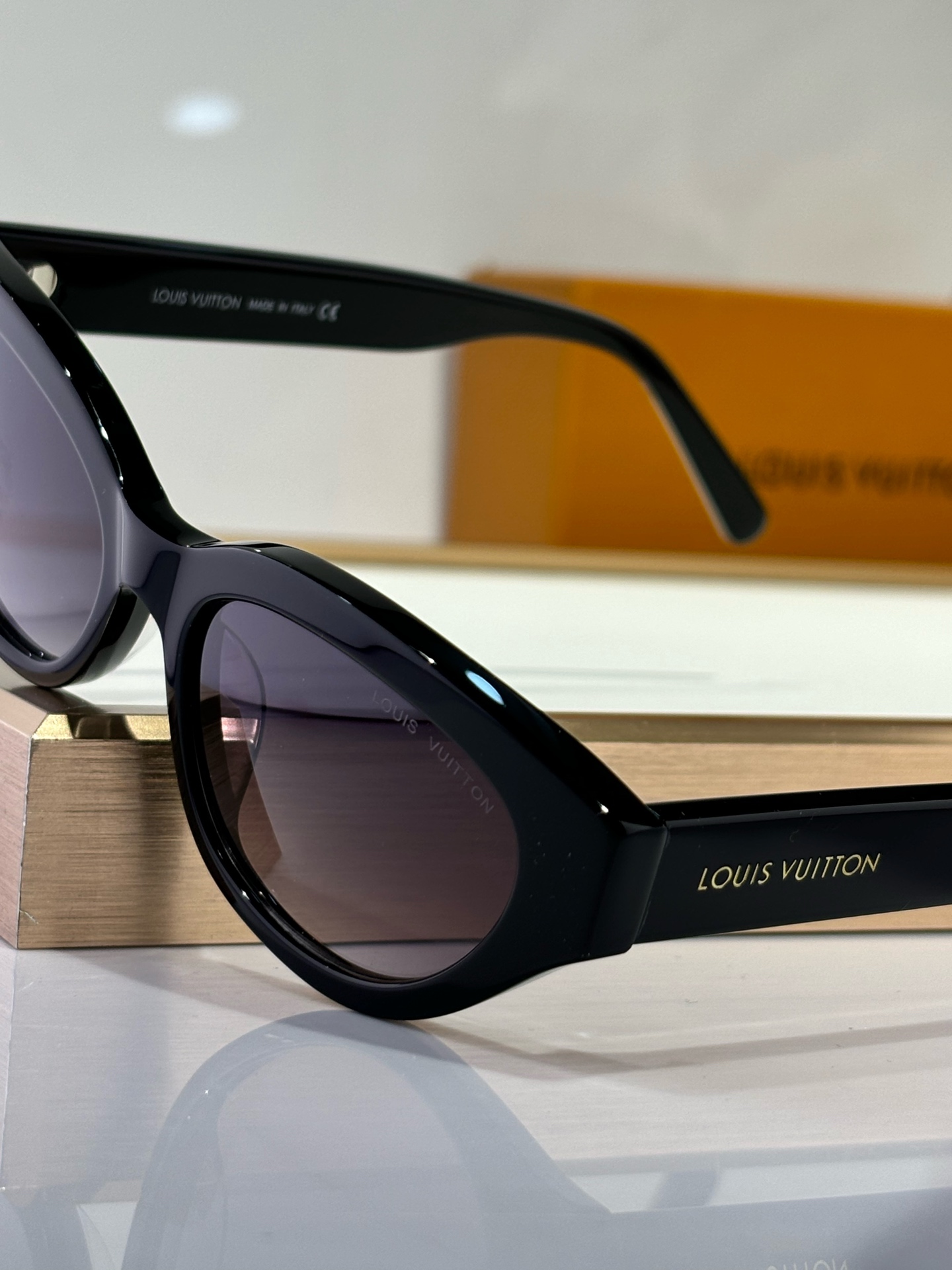  LOUIS VUITTON
MODZ2481
Size52-18-140

