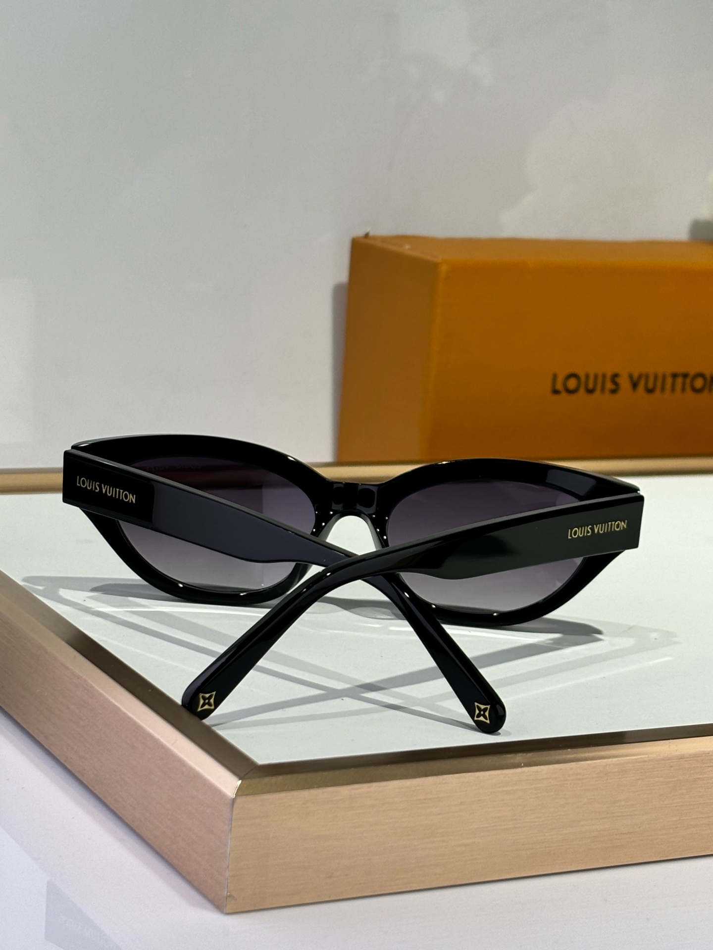  LOUIS VUITTON
MODZ2481
Size52-18-140
