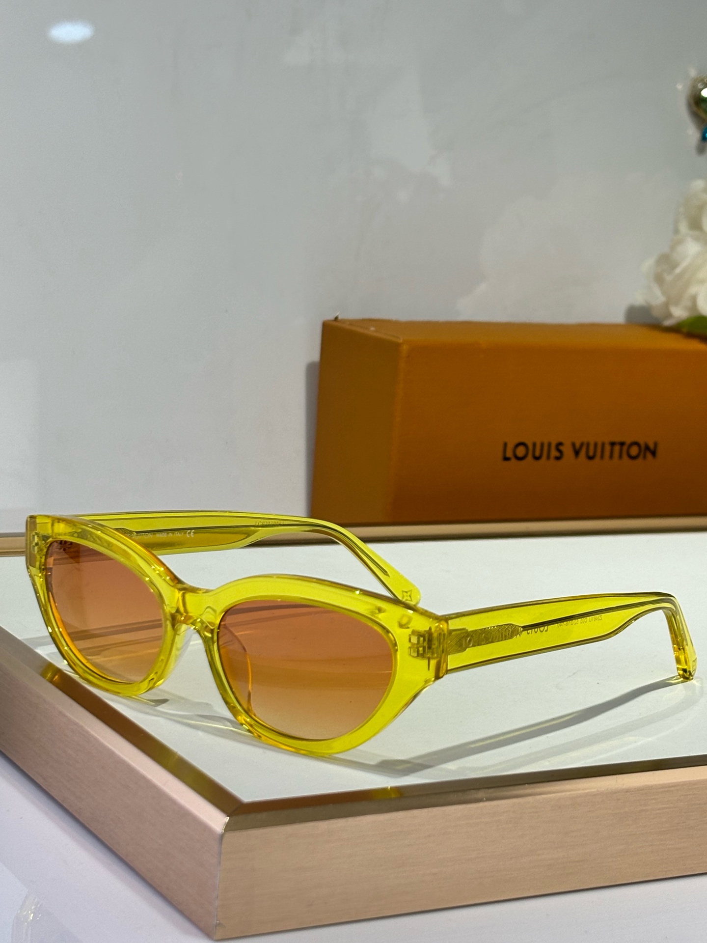  LOUIS VUITTON
MODZ2481
Size52-18-140
