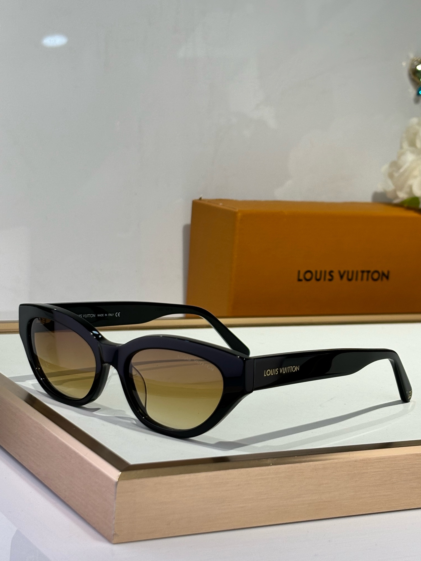  LOUIS VUITTON
MODZ2481
Size52-18-140
