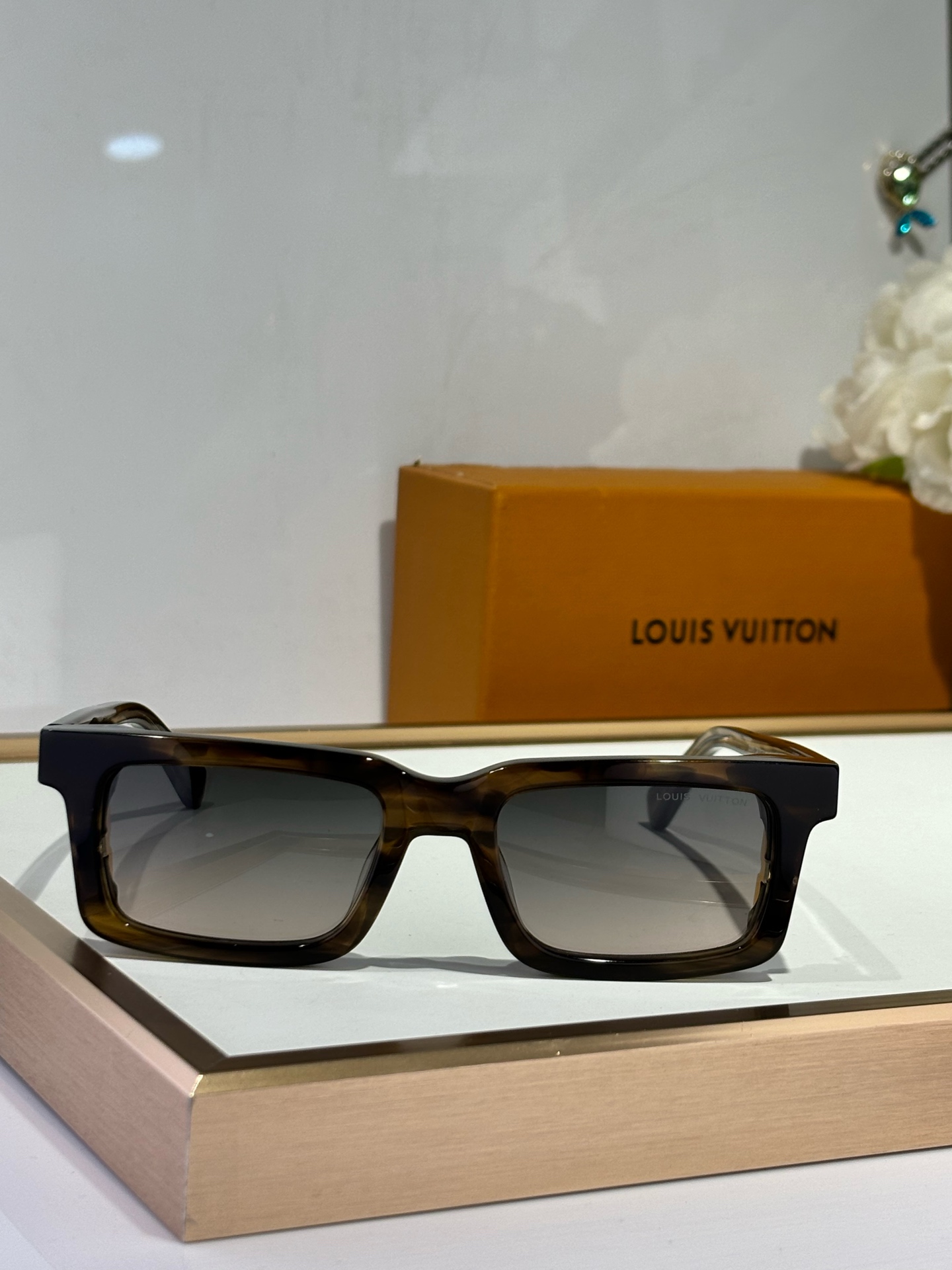  LOUIS VUITTON
MODZ2187
Size51-21-140

