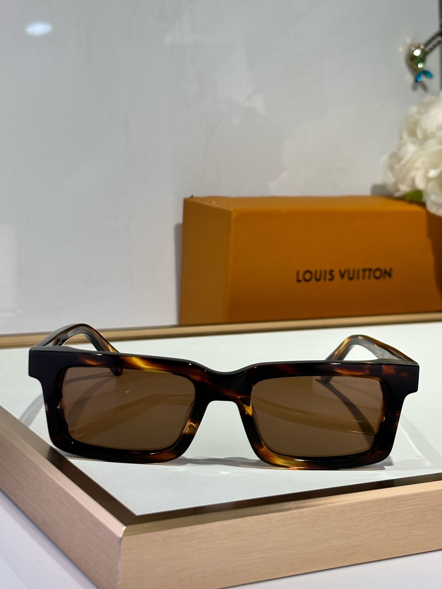  LOUIS VUITTON
MODZ2187
Size51-21-140

