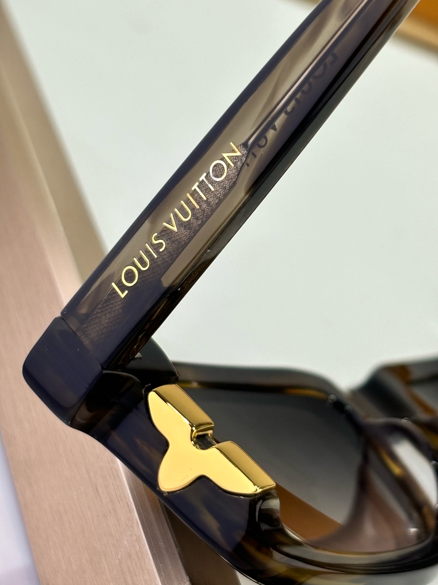  LOUIS VUITTON
MODZ2187
Size51-21-140

