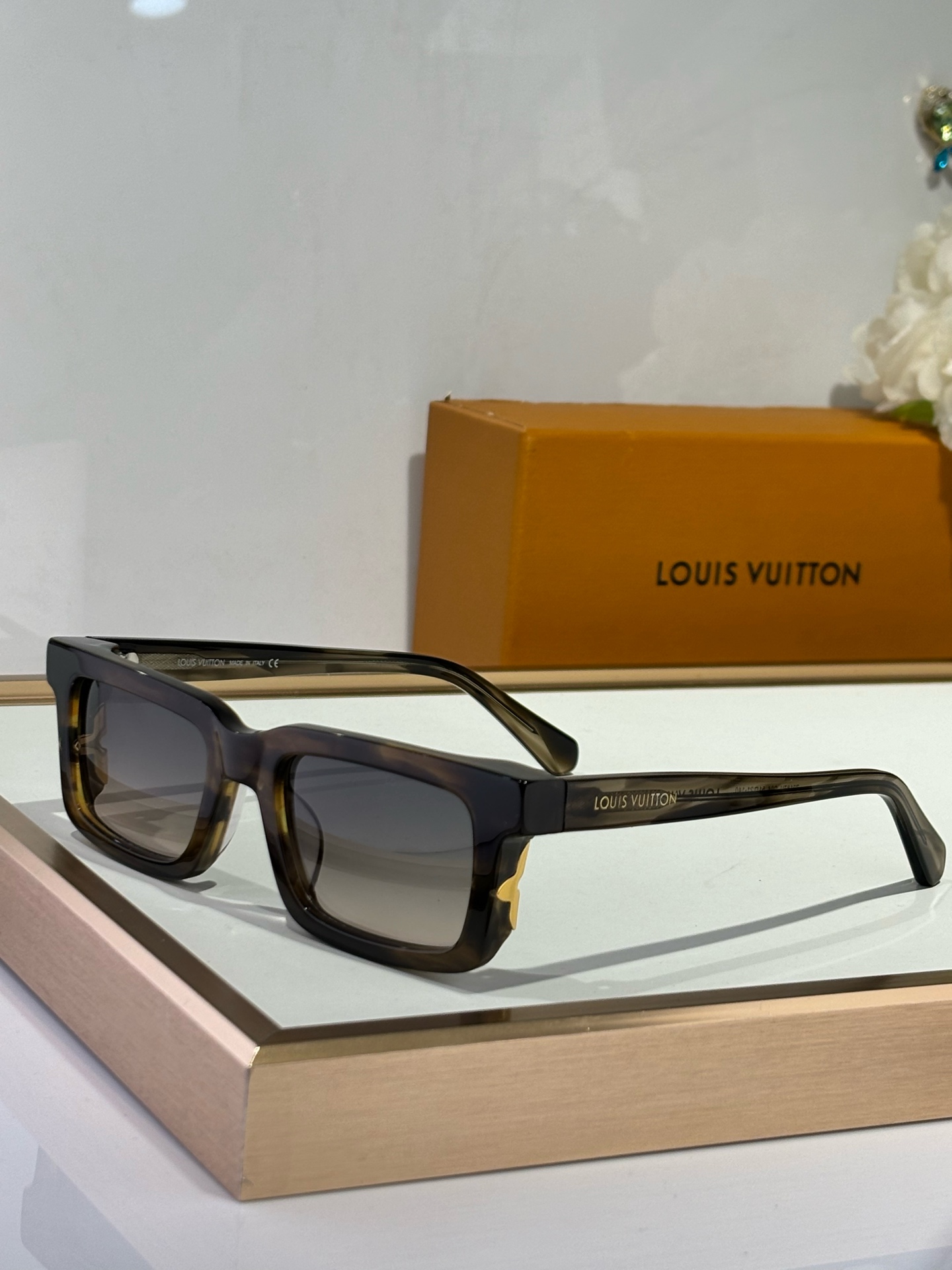  LOUIS VUITTON
MODZ2187
Size51-21-140
