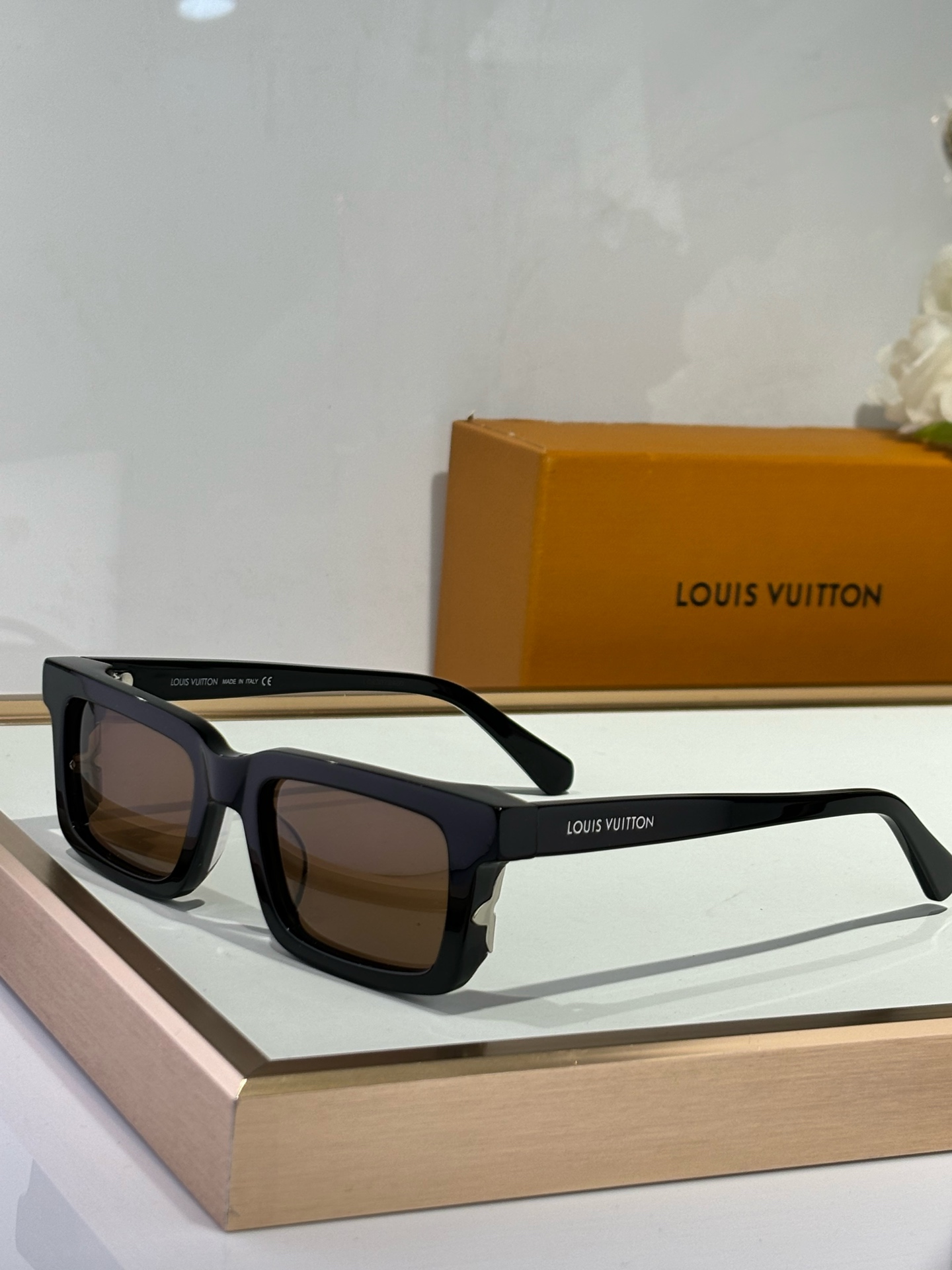  LOUIS VUITTON
MODZ2187
Size51-21-140
