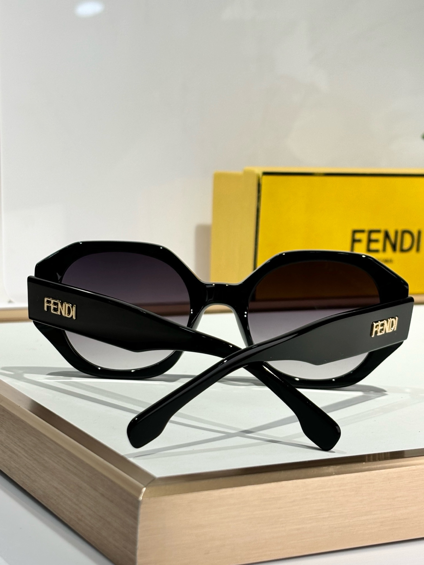   FENDI*
ModFE40118
Size52-23-142
