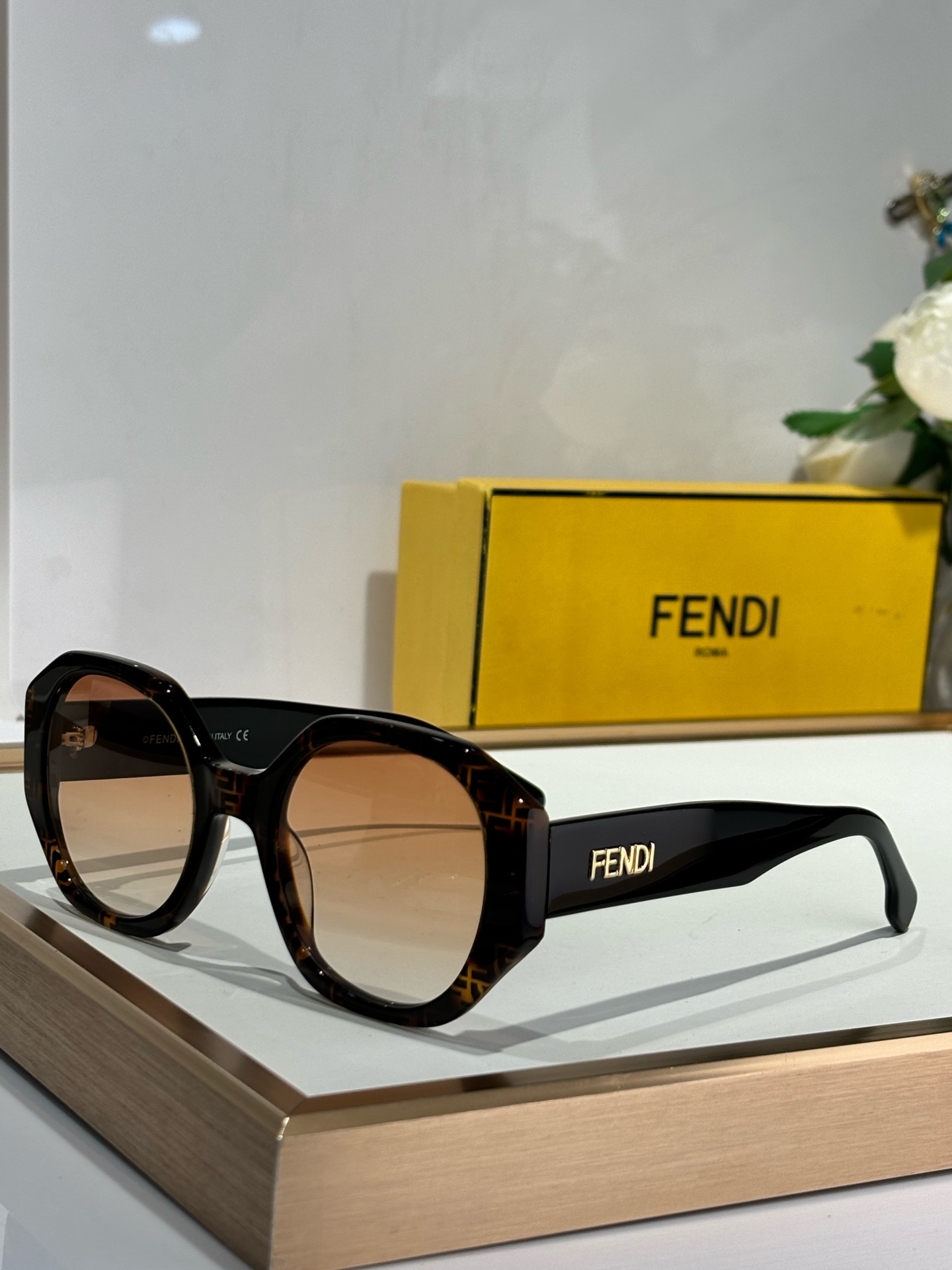   FENDI*
ModFE40118
Size52-23-142