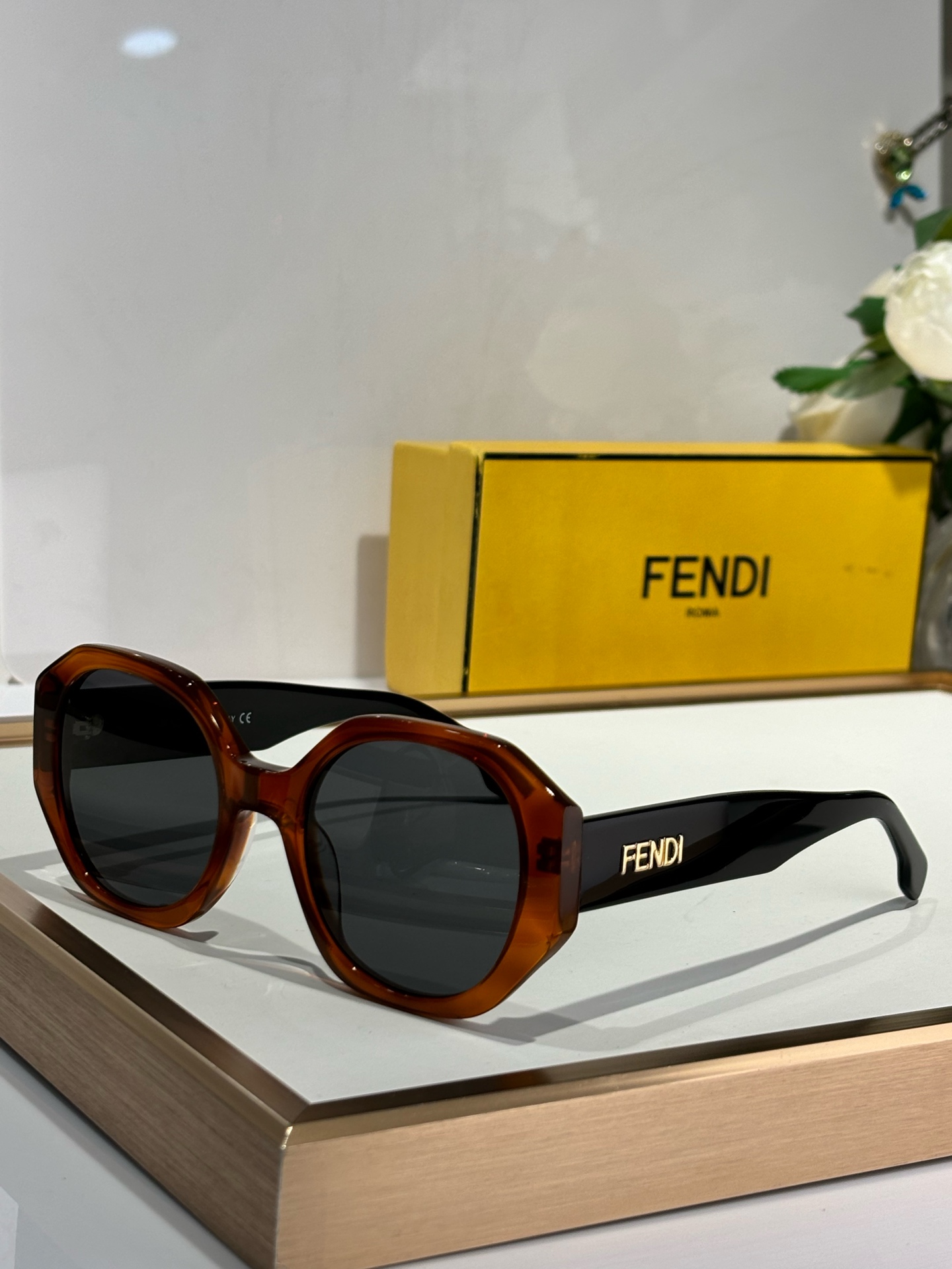   FENDI*
ModFE40118
Size52-23-142