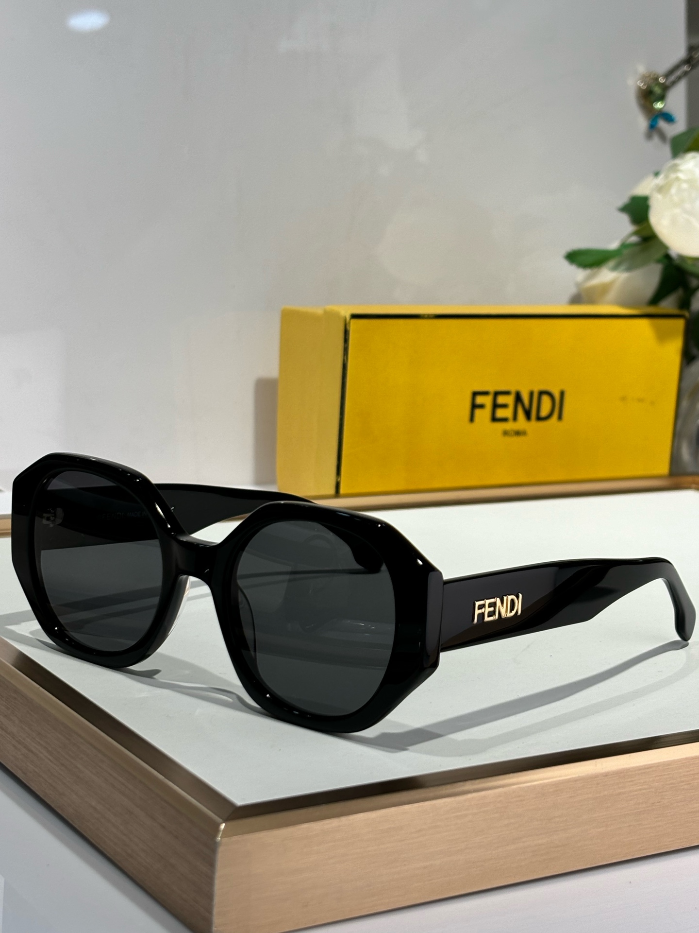   FENDI*
ModFE40118
Size52-23-142