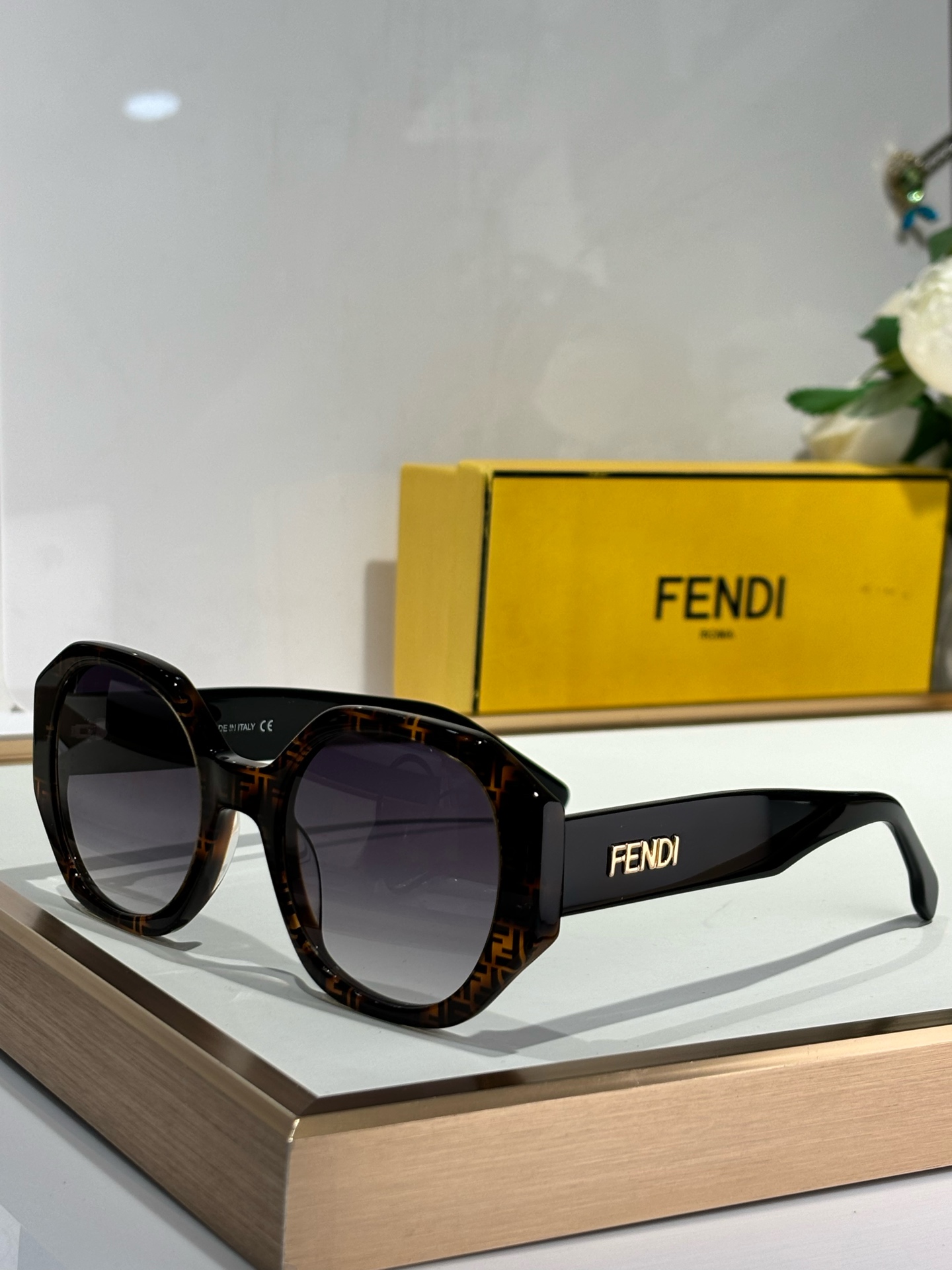   FENDI*
ModFE40118
Size52-23-142