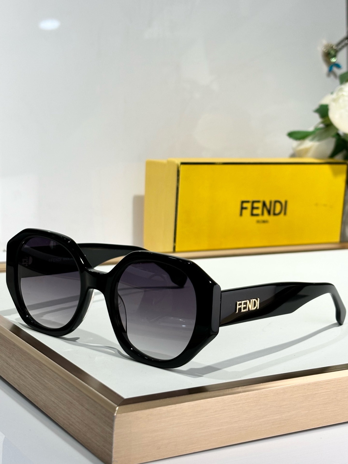   FENDI*
ModFE40118
Size52-23-142