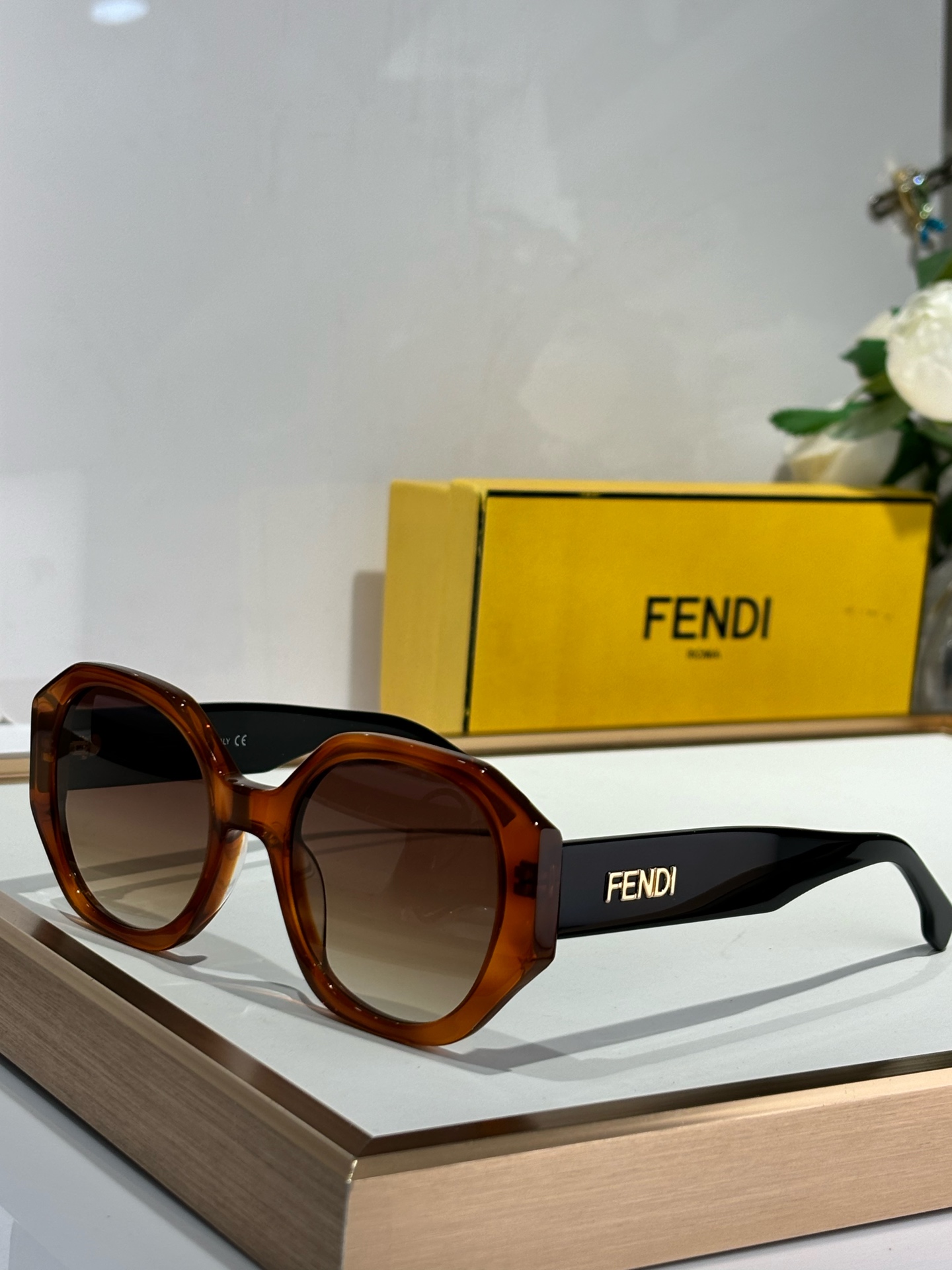   FENDI*
ModFE40118
Size52-23-142