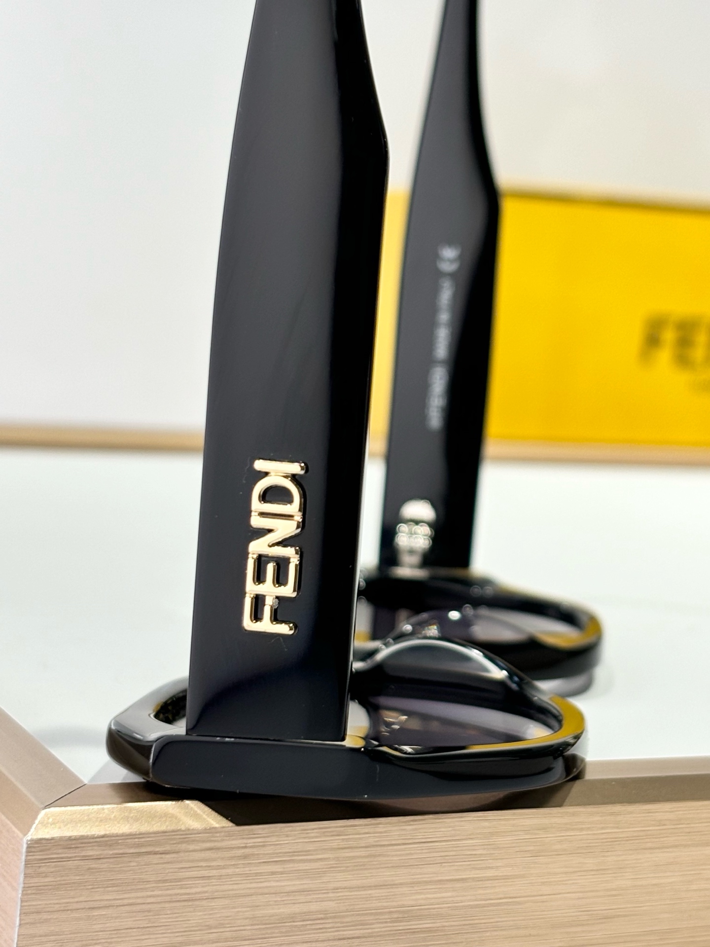   FENDI*
ModFE40118
Size52-23-142