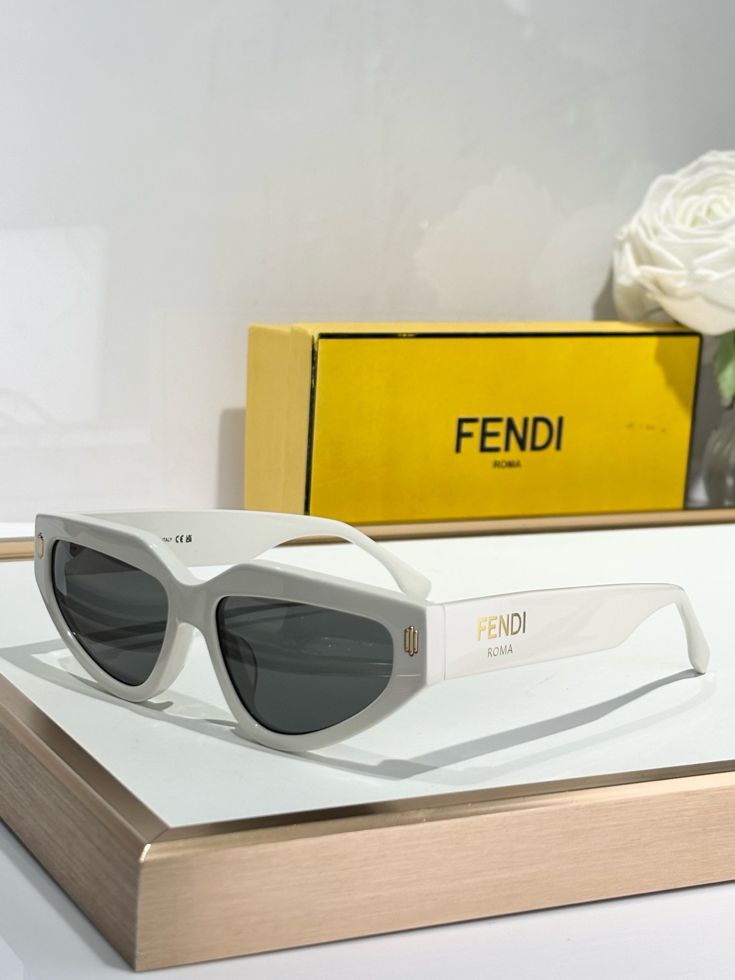  Fendi*
MOD FE40163U
Size54-15-145

